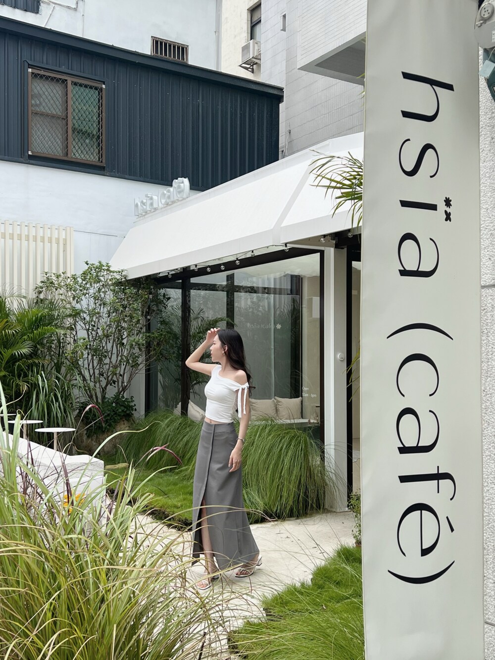 ホワイト系のその他シューズを着用したレディースの秋コーディネートの2枚目の写真