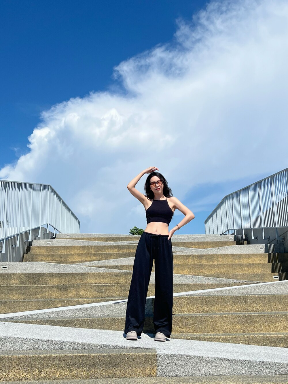 グリーン系のスニーカー、ブラック系のサングラスを着用したレディースの秋コーディネートの2枚目の写真