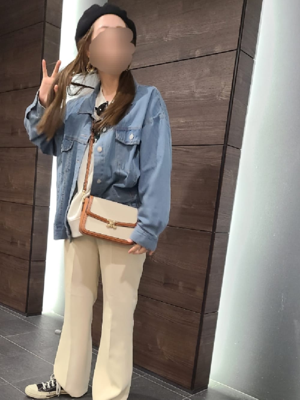 ブルー系のデニムジャケット、イエロー系のショルダーバッグ、ベージュ系のその他パンツを着用したレディースの秋コーディネートの3枚目の写真