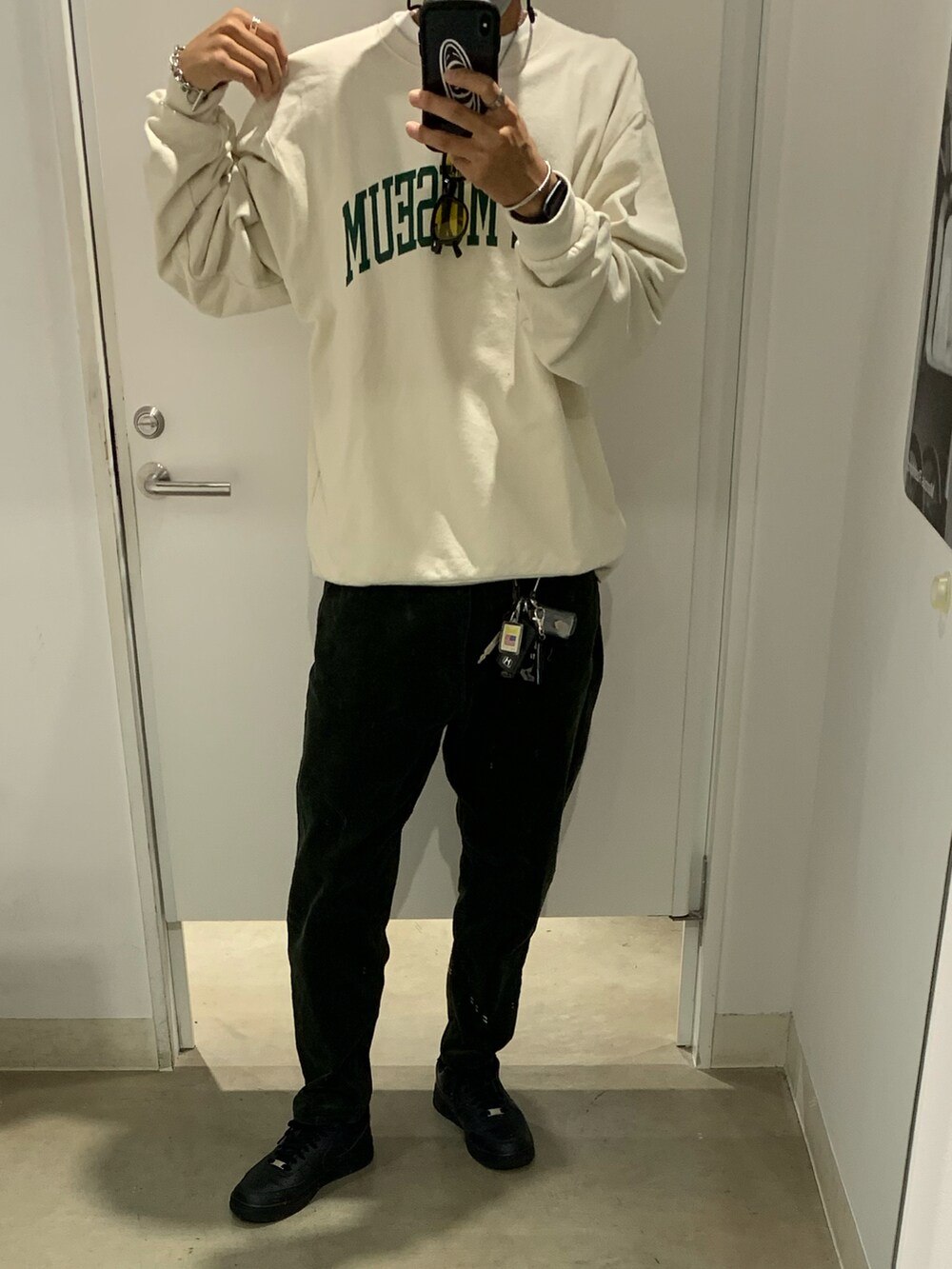 ベージュ系のスウェット、ブラック系のスニーカー、グリーン系のその他パンツを着用したメンズの秋コーディネートの2枚目の写真