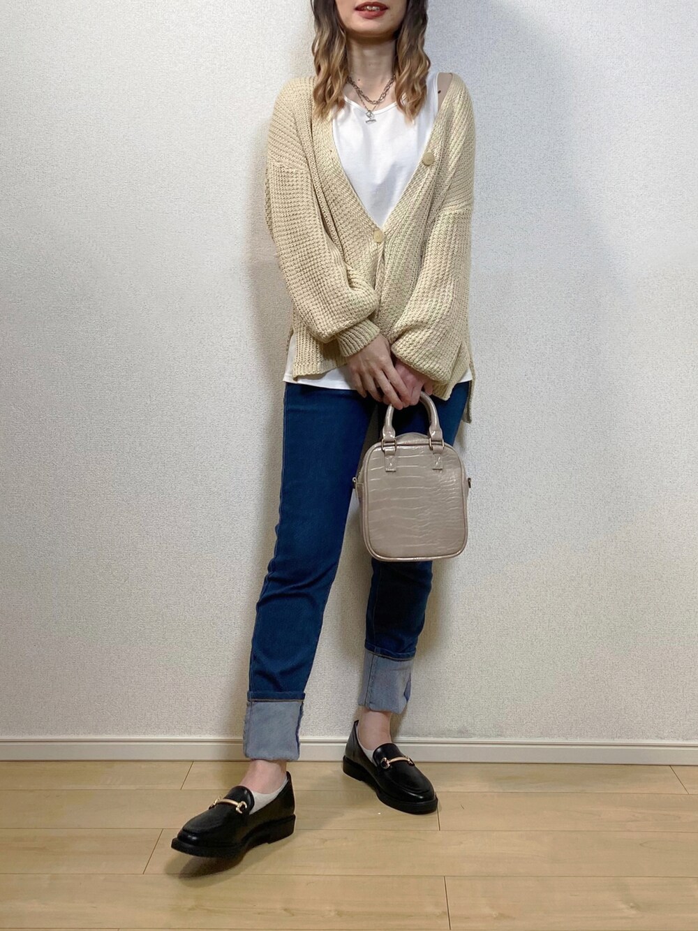「春コーデ、ANGIE VINTAGE、ローファー、ビットローファー、スキニーデニム、デニムパンツ、ストレッチデニム、ハイウエストデニム、カーディガン、スクエアバッグ、タンクトップ、SHEIN、カーディガンコーデ、シンプルコーデ、大人カジュアル」｜「ANGIEのストレッチデニムスキニーパンツ（デニムパンツ、ブルー系）」を使った、高野軍曹さん（レディース・158cm）の冬コーディネートの4枚目の写真
