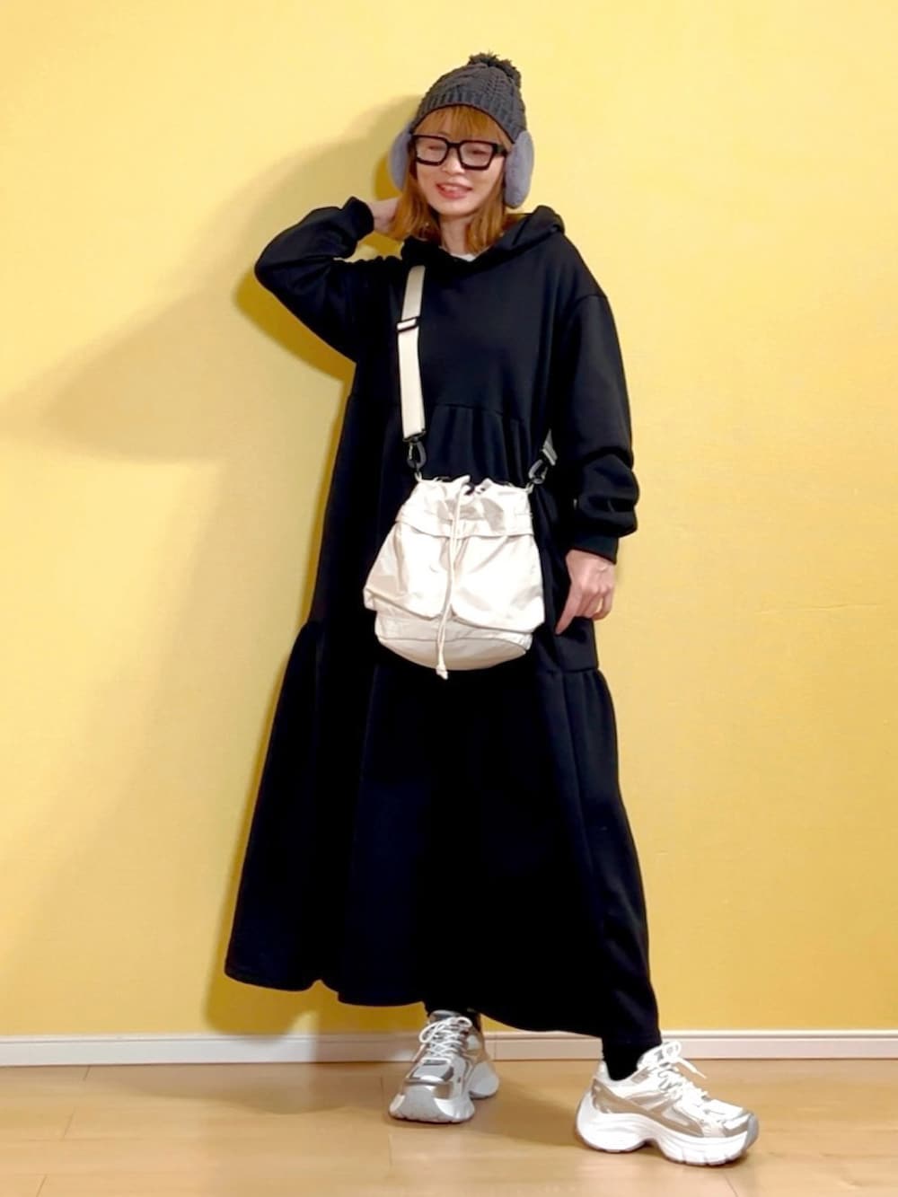 「ニット帽、モノトーンコーデ、ティアードワンピース、パーカーワンピース、ブラックワンピース、メガネ女子、AMORINコーデ、巾着バッグ、韓国ファッション、スニーカー、ダッドスニーカー、厚底シューズ、スニーカーコーデ、大人カジュアル、ラクチンコーデ」｜「RubenのEAR COVER BONBON WATCH/イヤーカバーファー ワッチ（ニットキャップ/ビーニー、グレー系）」を使った、高野軍曹さん（レディース・158cm）の冬コーディネートの3枚目の写真
