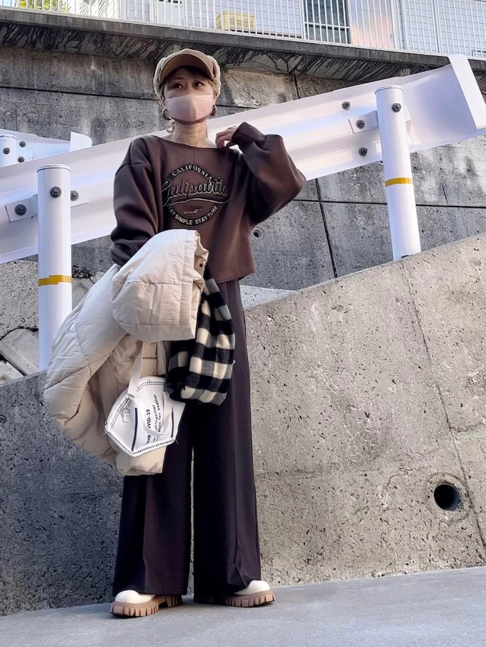 「淡色コーデ、ダウンジャケット、オーバーサイズ、apretro、ワイドパンツ、ハイウエスト、ハイウエストパンツ、センタープレス、センタープレスパンツ、キャップ、フライトキャップ、ショート丈トップス、スウェット、ロゴスウェット、mivialoca」｜「ap retroのエコダウンフードビッグブルゾン【ZOZO限定アイテム】（ダウンジャケット/コート、ホワイト系）」を使った、高野軍曹さん（レディース・158cm）の冬コーディネートの3枚目の写真