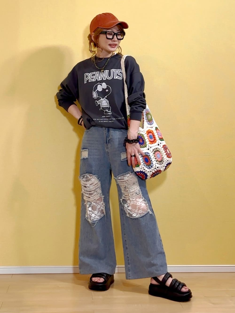 「秋コーデ、スヌーピー、ロンT、デニム、デニムパンツ、デニムコーデ、ダメージデニムパンツ、キャップ、ワークマン女子、厚底サンダル、ニットバッグ、AliExpress、韓国ファッション、SHEIN、40代ファッション」｜「VIVIANの厚底パデッドストラップサンダル（サンダル、ブラック系）」を使った、高野軍曹さん（レディース・158cm）の夏コーディネートの3枚目の写真