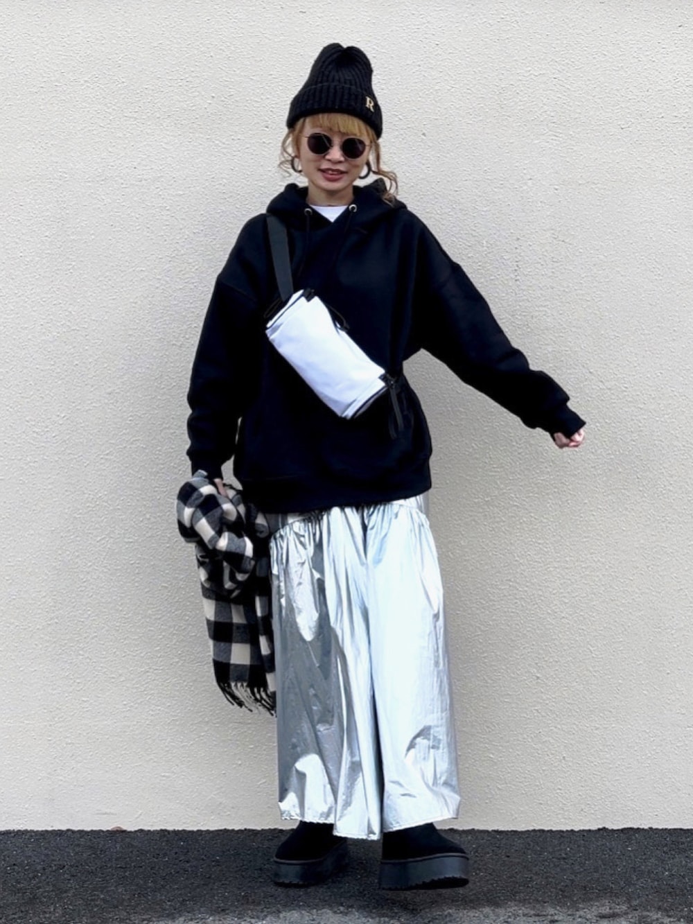 「ファッションを楽しもう、パーカー、黒パーカー、notch.、ボディバッグ、ニット帽、SHEIN、韓国ファッション、チェックマフラー、厚底ブーツ、ムートンブーツ、ショートブーツ、メタリック、シルバースカート、GRL」｜「notch.の【 notch. by KR 】裏起毛パーカー（パーカー、ブラック系）」を使った、高野軍曹さん（レディース・158cm）の秋コーディネートの2枚目の写真