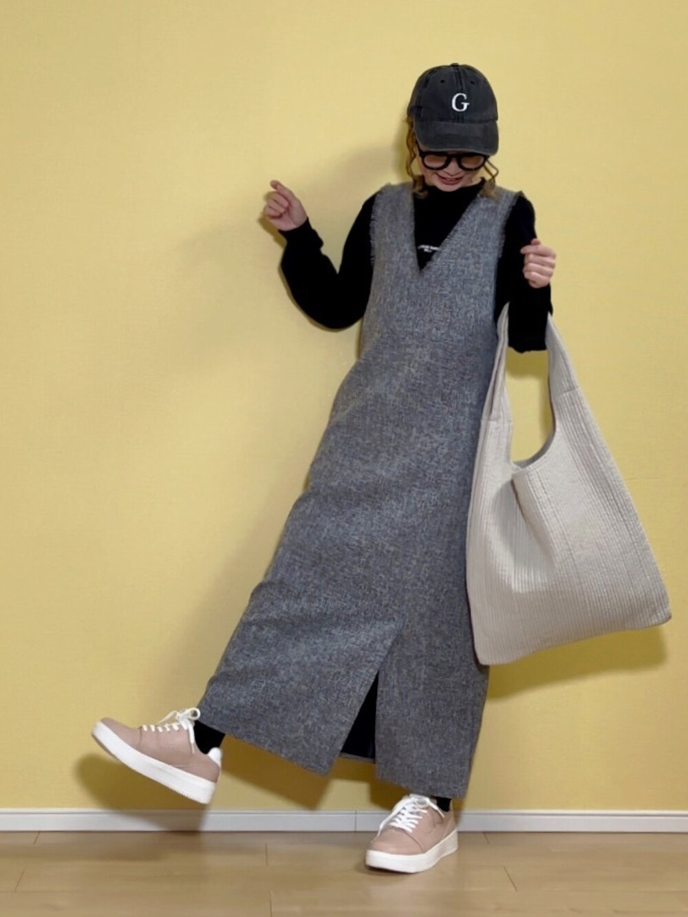 「モノトーンコーデ、デートコーデ、Vネックワンピース、uleula、キャップ、SHEIN、プチプラ、韓国ファッション、スニーカー、ヌビバッグ、マルシェバッグ、ロゴT、ピンクスニーカー、パールピアス、メガネ女子」｜「ULEULAのミックスツイードスリットワンピース（ワンピース、グレー系）」を使った、高野軍曹さん（レディース・158cm）の冬コーディネートの3枚目の写真