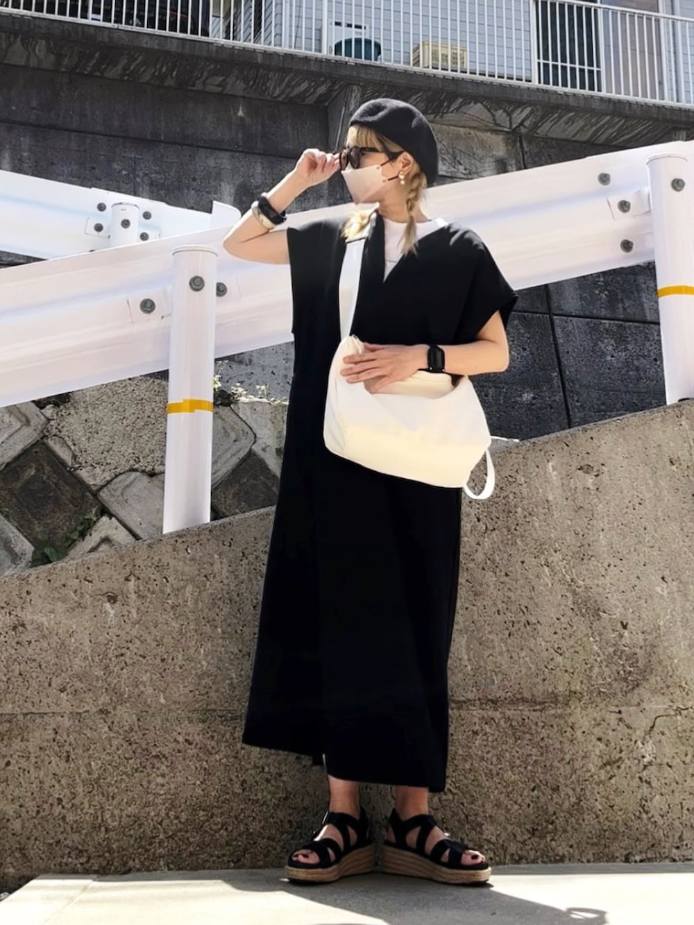 「ジャンパースカート、ジャンスカ、モノトーン、ブラックコーデ、apretro、ベレー帽、ベレー帽×メガネ、サーモベレー、clarks、サングラス、SHEIN、お出かけコーデ日記、ショルダーバッグ、florist、オトナカジュアル」｜「ap retroの深スリットジャンスカ（ワンピース、ブラック系）」を使った、高野軍曹さん（レディース・158cm）の春コーディネートの2枚目の写真