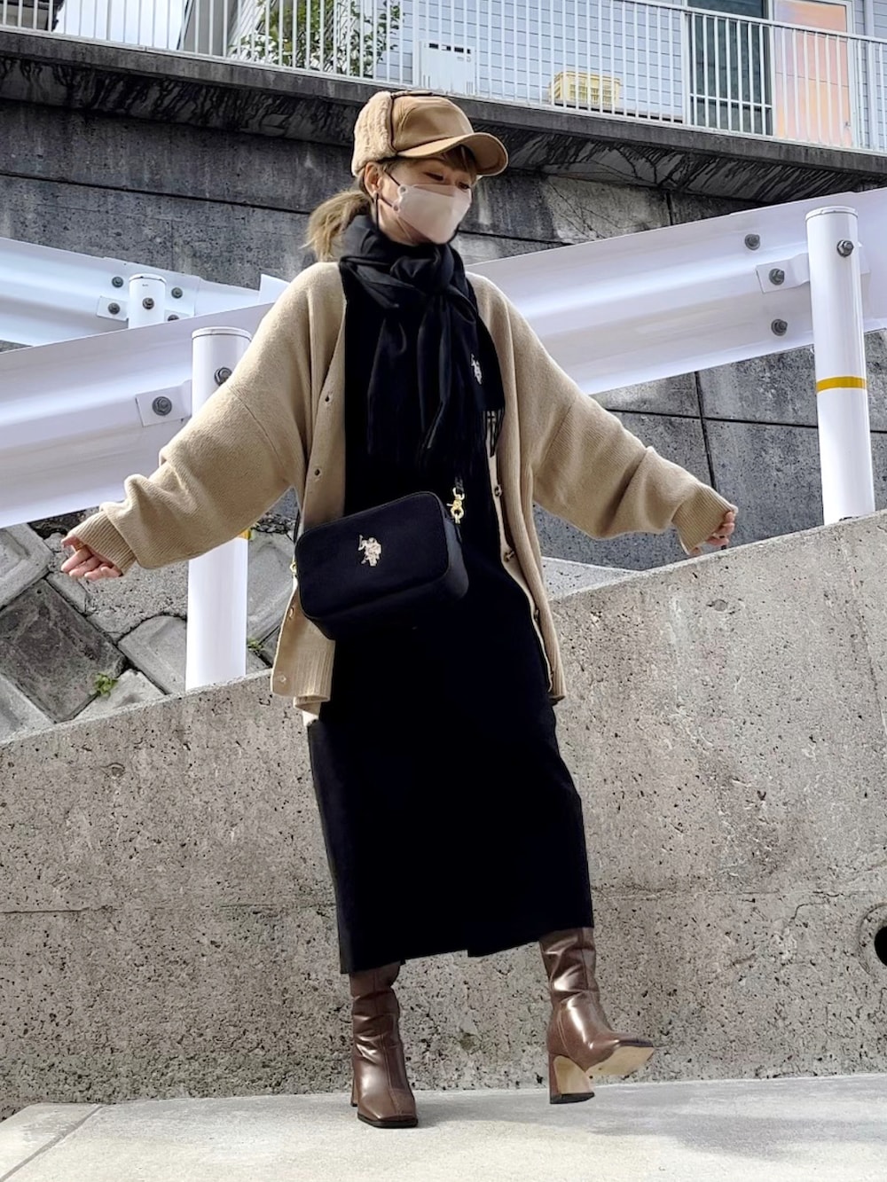 「カーディガン、オーバーサイズ、ANGIE VINTAGE、renorm、ワンピース、ハイネックワンピース、ニットワンピース、黒ワンピ、USポロ、キャップ、フライトキャップ、AliExpress、ロングブーツ、SHEIN、オトナカジュアル」|「ANGIEのオーバーサイズVネックニットカーディガン(カーディガン/ボレロ、ベージュ系)」を使った、高野軍曹さん(レディース・158cm)の秋コーディネートの3枚目の写真