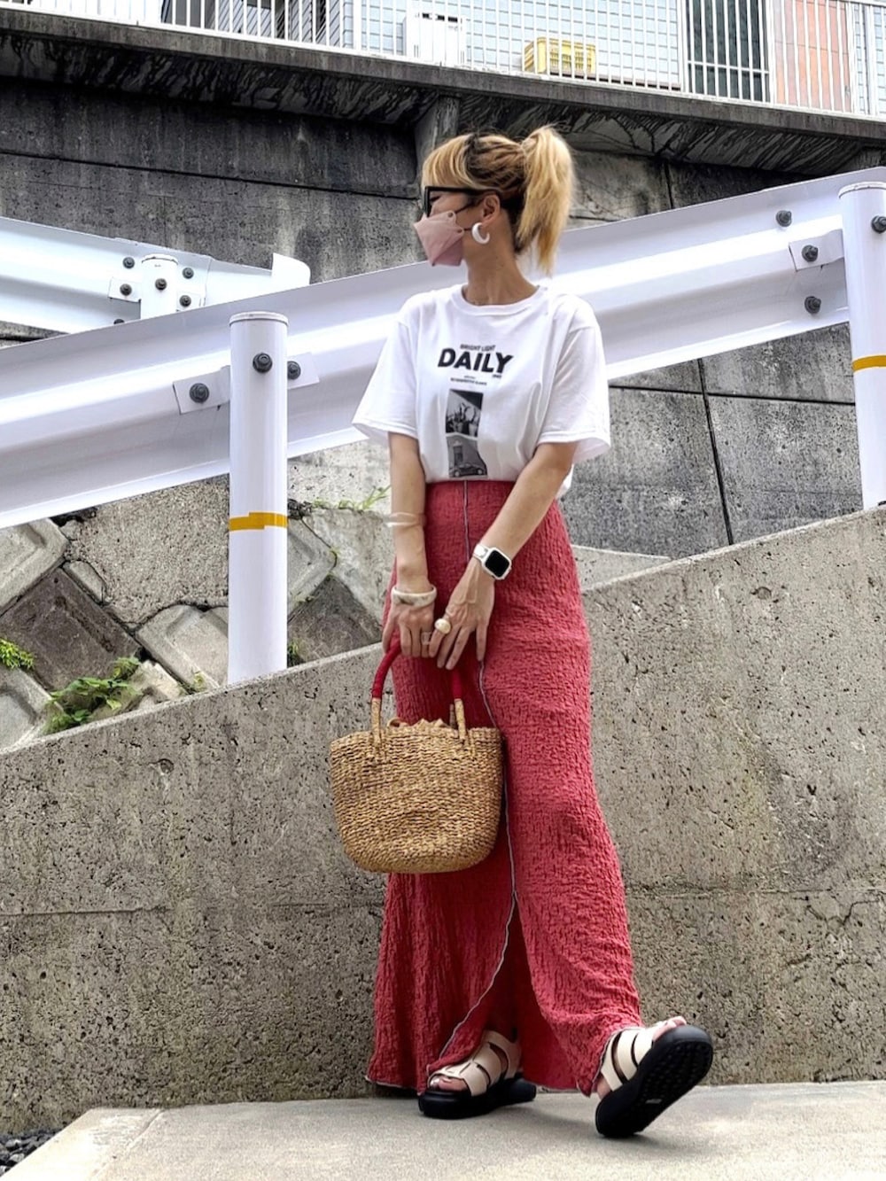 ホワイト系のTシャツ/カットソー、レッド系のスカート、ホワイト系のサンダルを着用したレディースの夏コーディネートの2枚目の写真