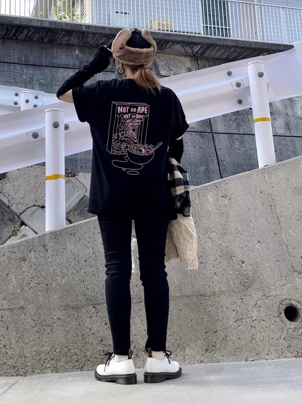 「モノトーンコーデ、シンプルコーデ、カーディガン、ざっくりニットカーディガン、ケーブルカーディガン、黒Tシャツ、プリントT、NotSoApe、perkyroom、黒スキニー、スキニー、アームウォーマー、キャップ、フライトキャップ、Dr.Martens」｜「Not So Apeの【UNISEX】Cereal Box T-Shirt（Tシャツ/カットソー、ブラック系）」を使った、高野軍曹さん（レディース・158cm）の冬コーディネートの2枚目の写真