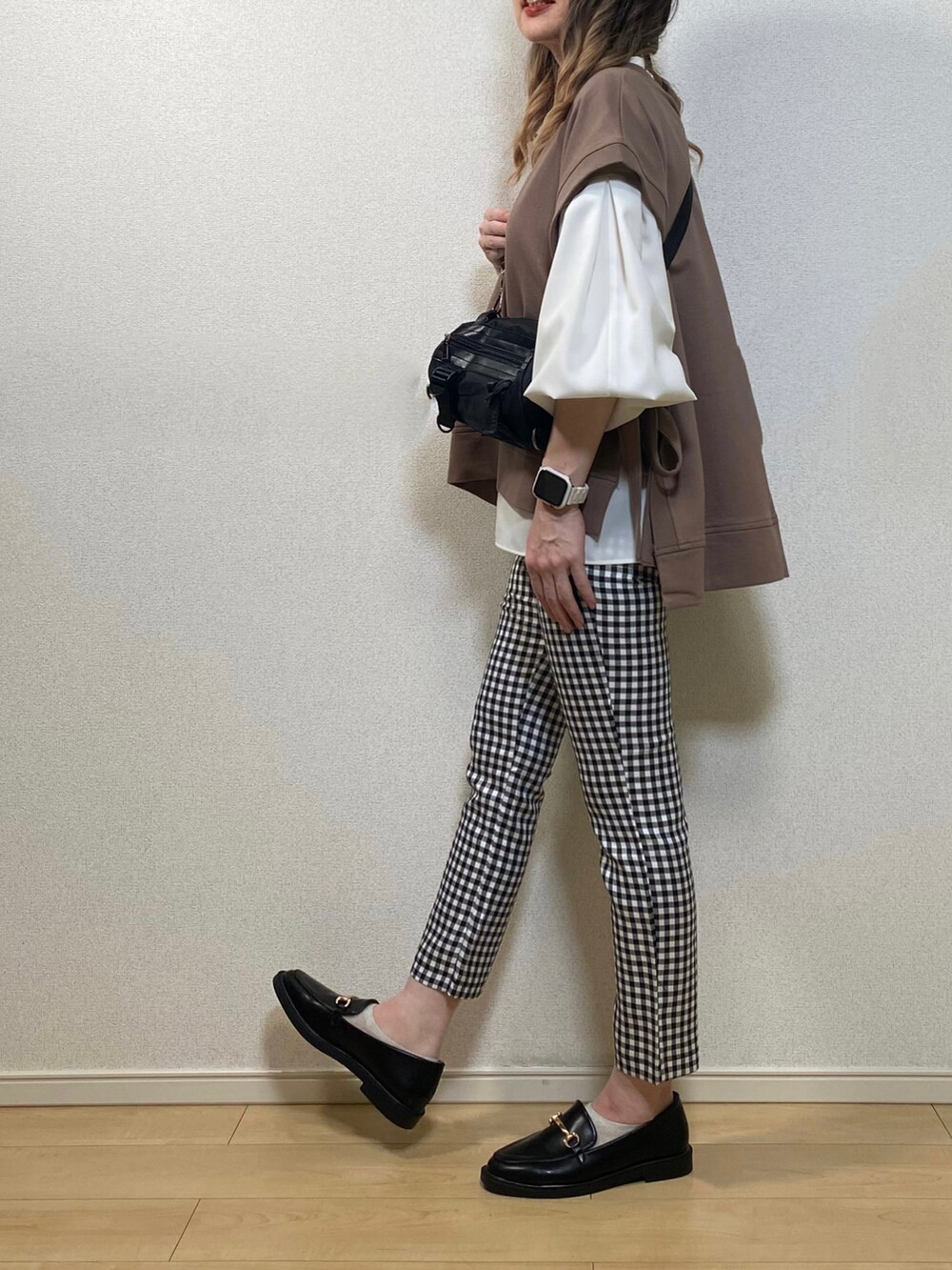 「春コーデ、レイヤードスタイル、パンツスタイル、ベスト、ベスト×シャツ、ギンガムチェックパンツ、AMO_RIN、ボディバッグ、SHEIN、プチプラ、ローファー、ビットローファー、大人カジュアル、シンプルコーデ、ボリューム袖」｜「kirumon marcheのアイテム（ベスト、ブラウン系）」を使った、高野軍曹さん（レディース・158cm）の春コーディネートの4枚目の写真