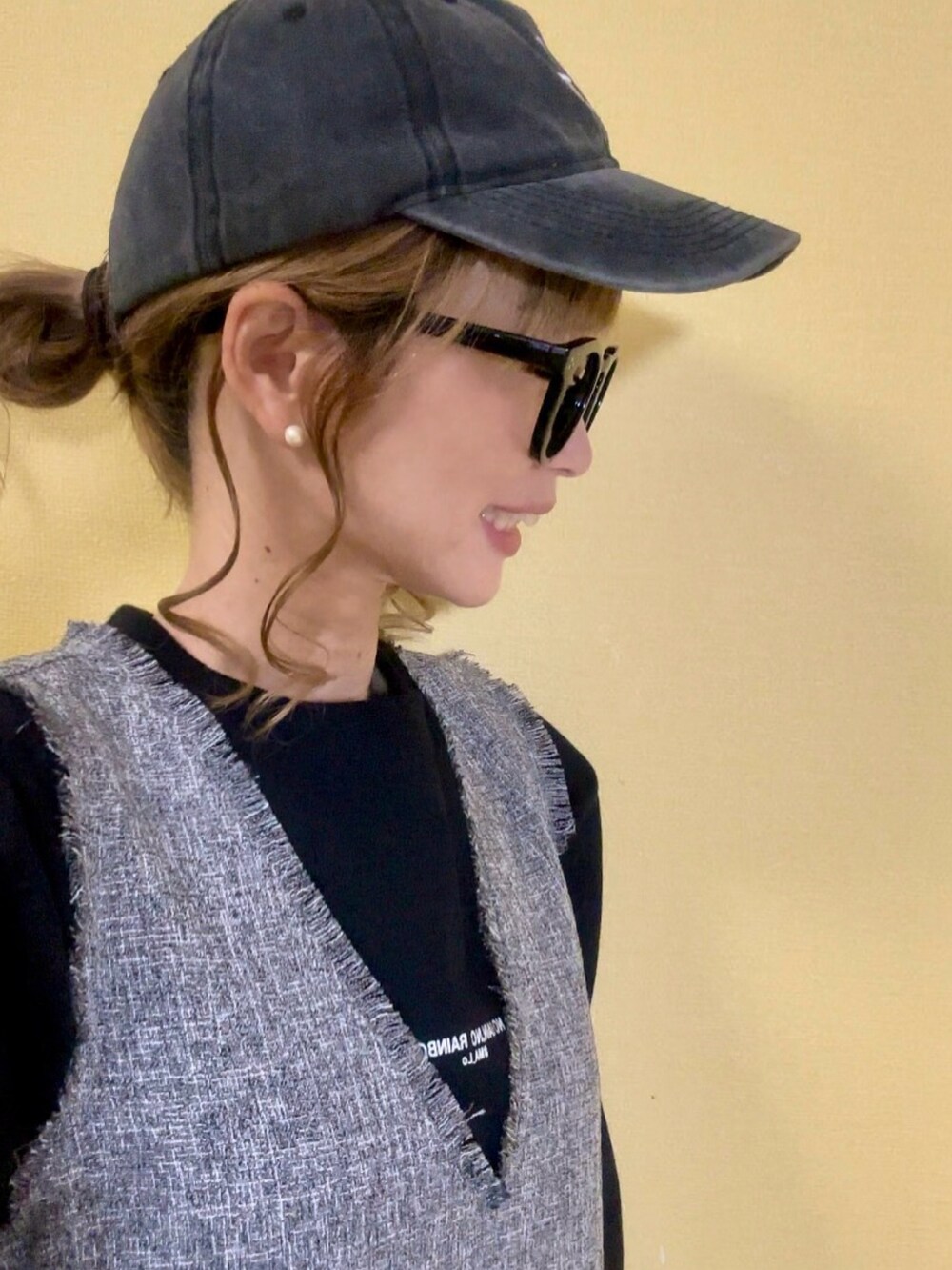 「モノトーンコーデ、デートコーデ、Vネックワンピース、uleula、キャップ、SHEIN、プチプラ、韓国ファッション、スニーカー、ヌビバッグ、マルシェバッグ、ロゴT、ピンクスニーカー、パールピアス、メガネ女子」｜「ULEULAのミックスツイードスリットワンピース（ワンピース、グレー系）」を使った、高野軍曹さん（レディース・158cm）の冬コーディネートの4枚目の写真