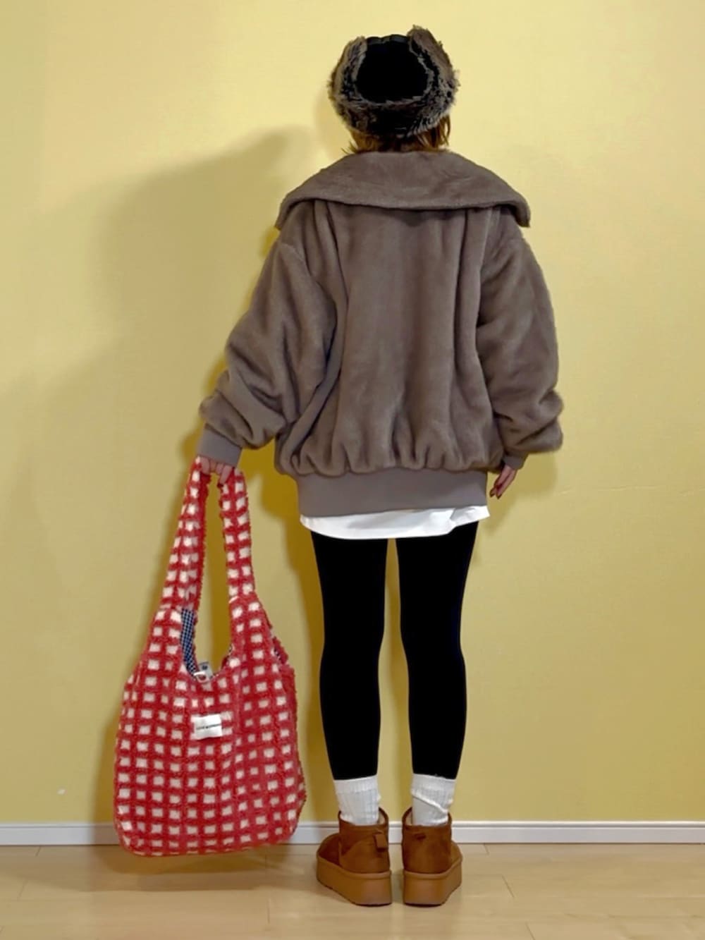 ベージュ系のその他アウター、ホワイト系のネックレス、ブラック系のキャップを着用したレディースの秋コーディネートの4枚目の写真