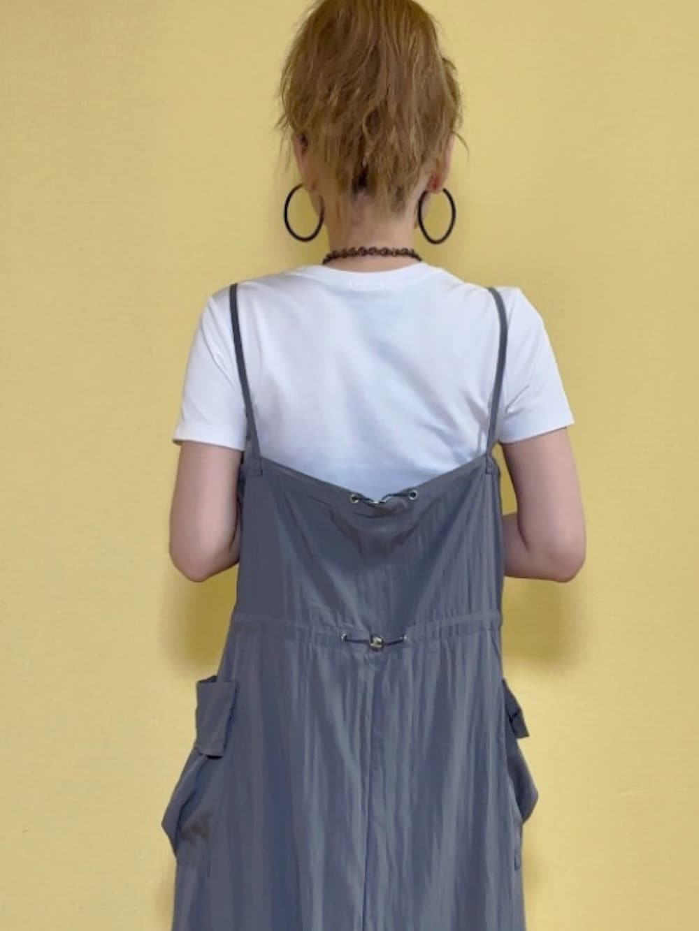 「きれいめカジュアル、夏だ！Tシャツ着よう！、さらっと晴れやかスナップ、夏コーデ、キャミワンピ、キャミワンピース、グレー、巾着バッグ、キルティングバッグ、チビT、白Tシャツ、厚底サンダル、伊達メガネ、メガネ女子、休日スタイル」｜「K and Kのアイテム（ワンピース、グレー系）」を使った、高野軍曹さん（レディース・158cm）の夏コーディネートの4枚目の写真