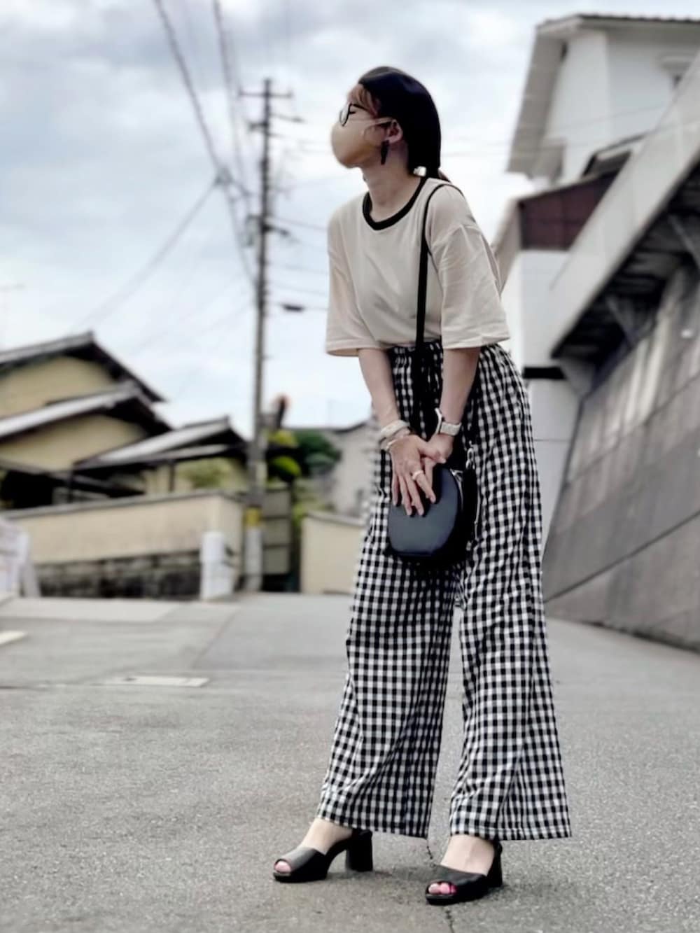 「モノトーン、リンガーTシャツ、reca、recaコーデ、fitfit、スクエアトゥ、サークルバッグ、ワイドパンツ、チェックパンツ、ギンガムチェック、ギンガムチェックパンツ、isook、ベレー帽、ダテメガネ、ベレー帽×メガネ」｜「recaの【ZOZOTOWN限定】リンガーTシャツ（Tシャツ/カットソー、ベージュ系）」を使った、高野軍曹さん（レディース・158cm）の夏コーディネートの2枚目の写真