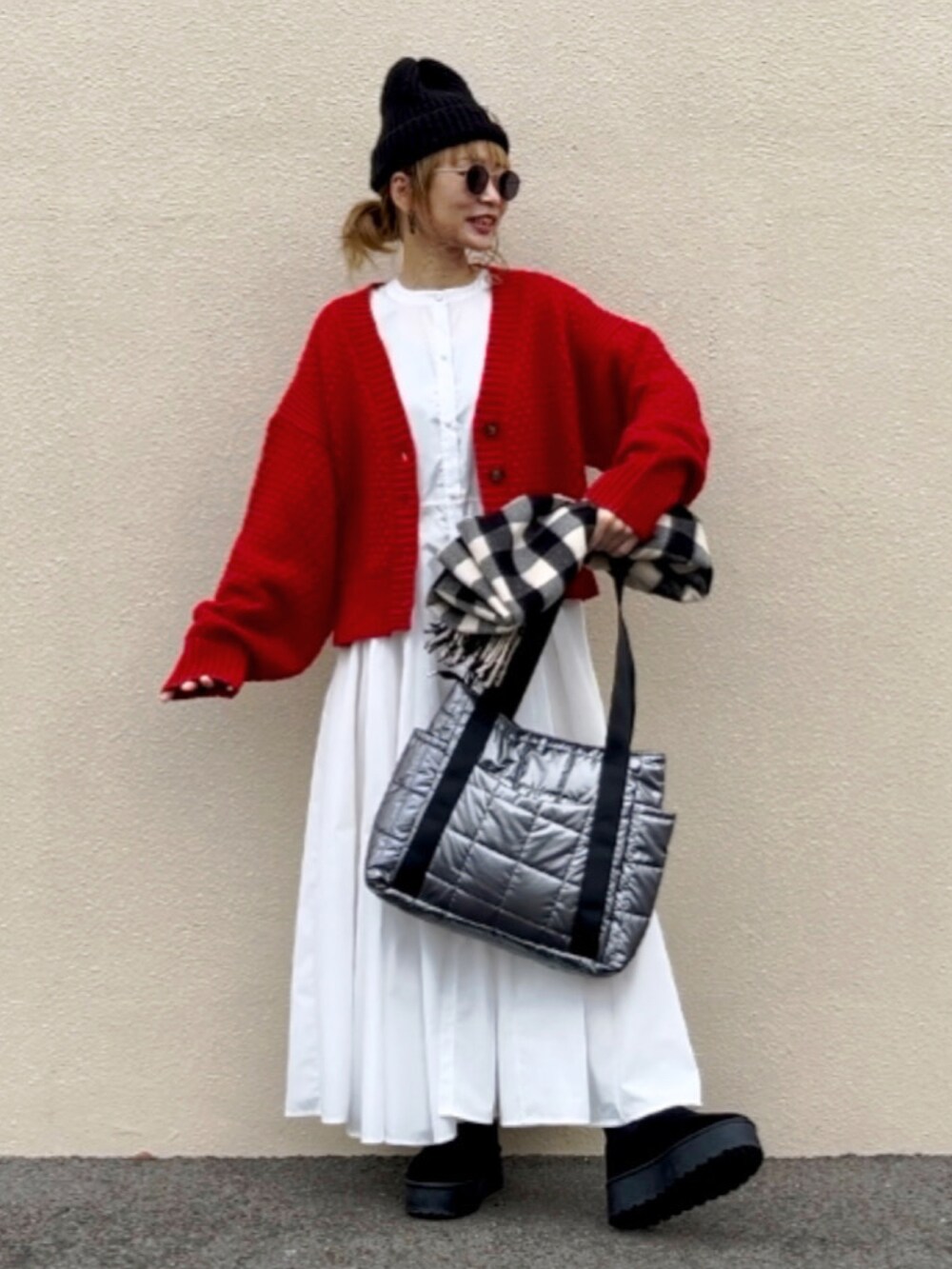 「マイベストコーデ2023、クリスマスに着たい服、カラー×コーデ、きれいめカジュアル、カーディガン、ニットカーディガン、ショートカーディガン、r.、シャツワンピ、ニット帽、ムートンブーツ、トートバッグ、シルバーバッグ、白ワンピース、ショートブーツ」｜「r.のポップコーン編み　ショートニットカーディガン（カーディガン/ボレロ、レッド系）」を使った、高野軍曹さん（レディース・158cm）の冬コーディネートの3枚目の写真