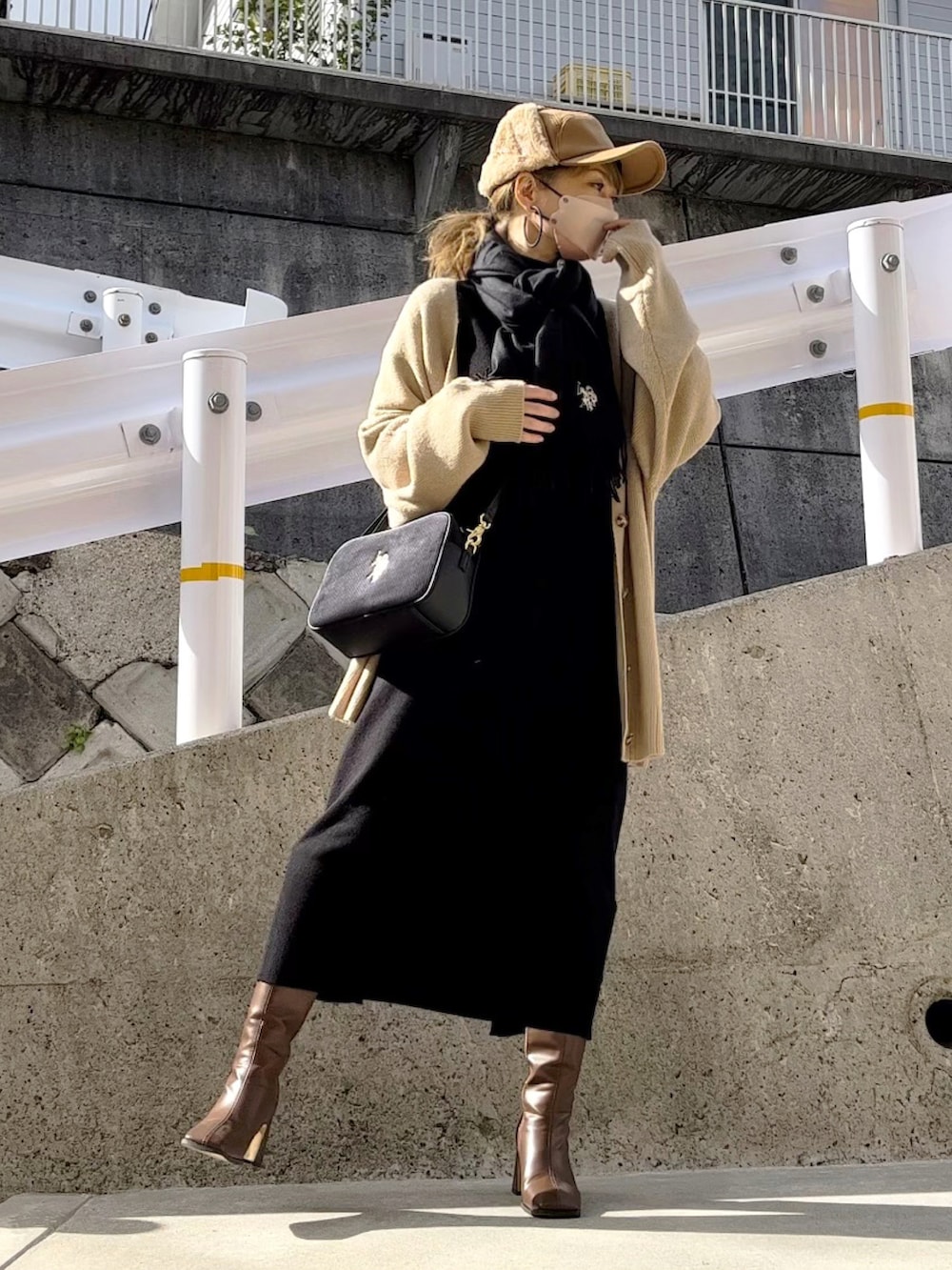 「カーディガン、オーバーサイズ、ANGIE VINTAGE、renorm、ワンピース、ハイネックワンピース、ニットワンピース、黒ワンピ、USポロ、キャップ、フライトキャップ、AliExpress、ロングブーツ、SHEIN、オトナカジュアル」|「ANGIEのオーバーサイズVネックニットカーディガン(カーディガン/ボレロ、ベージュ系)」を使った、高野軍曹さん(レディース・158cm)の秋コーディネートの2枚目の写真