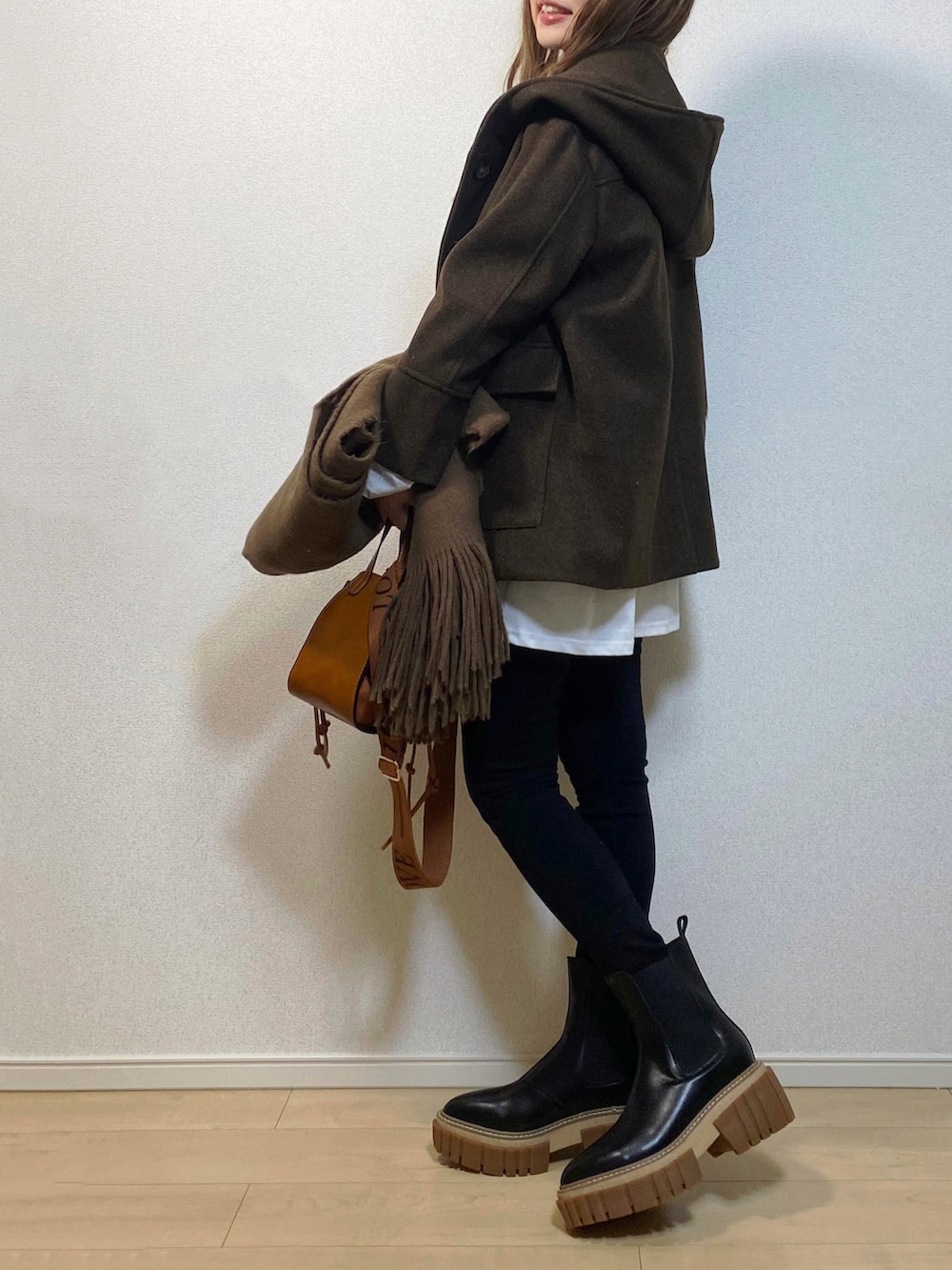 「ハーフコート、フードコート、バケットバッグ、ミニバッグ、レギンス、レギンスパンツ、レギンスコーデ、AMO_RIN、ロゴT、ゆるT、シヨートブーツ、サイドゴアブーツ、厚底ブーツ、プチプラコーデ、きれいめカジュアル」｜「La-gemmeのフード付きウール混ハーフコート（その他アウター、ブラウン系）」を使った、高野軍曹さん（レディース・158cm）の冬コーディネートの2枚目の写真