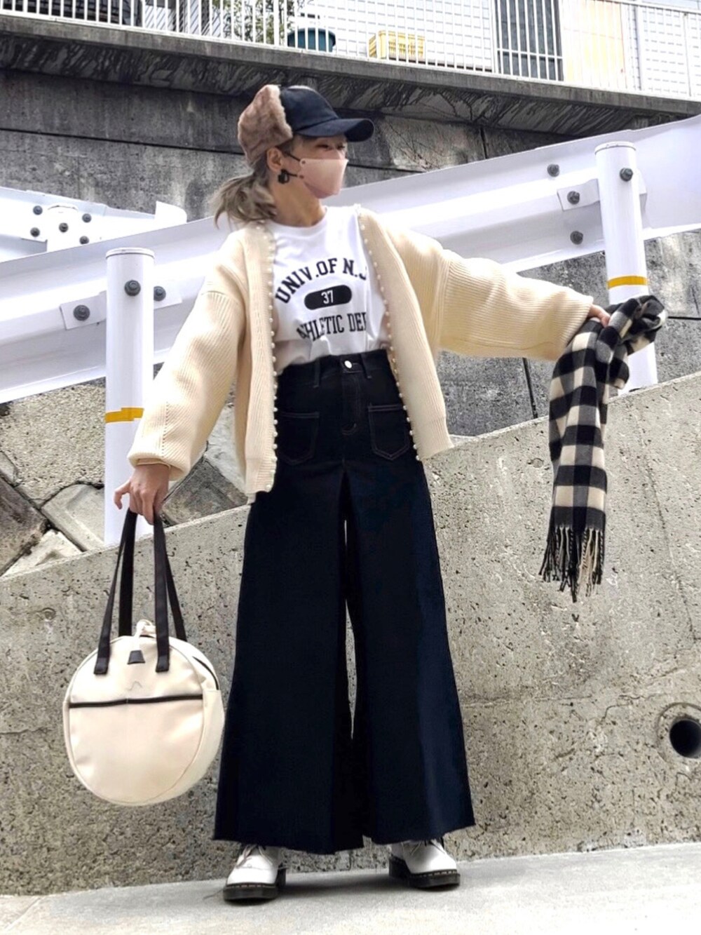 「休日スタイル、大人カジュアル、カーディガン、パール付きトップス、apretro、チェック、キャップ、ロンT、ロゴT、デニム、デニムパンツ、ワイドデニム、切りっぱなしデニム、SHEIN、AliExpress」|「ap retroのパール付ガウンニットカーディガン スポンディッシュカーディガン(カーディガン/ボレロ、ホワイト系)」を使った、高野軍曹さん(レディース・158cm)の冬コーディネートの2枚目の写真