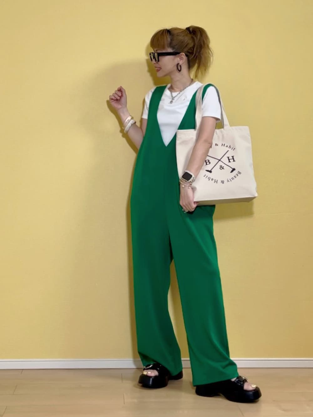 「夏コーデ、プチプラ、グリーン、ラクチンコーデ、オールインワン、サロペット、SHEIN、韓国ファッション、チビT、GU、キャンバストート、ロゴバッグ、GUコーデ、休日スタイル、厚底サンダル」｜「SUGAR BISKETのVネックオールインワン（つなぎ/オールインワン、グリーン系）」を使った、高野軍曹さん（レディース・158cm）の夏コーディネートの2枚目の写真