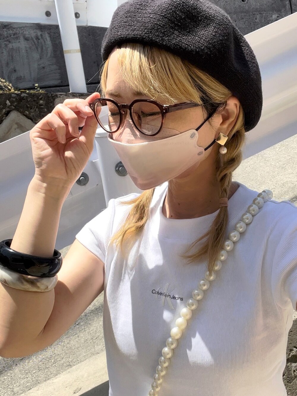 「カラーコーデ、チビT、白Tシャツ、ロゴT、Calvin Klein、ベレー帽、ベレー帽×メガネ、ミニバッグ、florist、clarks、ダテメガネ、ナロースカート、カラースカート、ANGIE VINTAGE、スリットスカート」｜「ANGIEの楊柳ストレートスカート（スカート、グリーン系）」を使った、高野軍曹さん（レディース・158cm）の春コーディネートの5枚目の写真