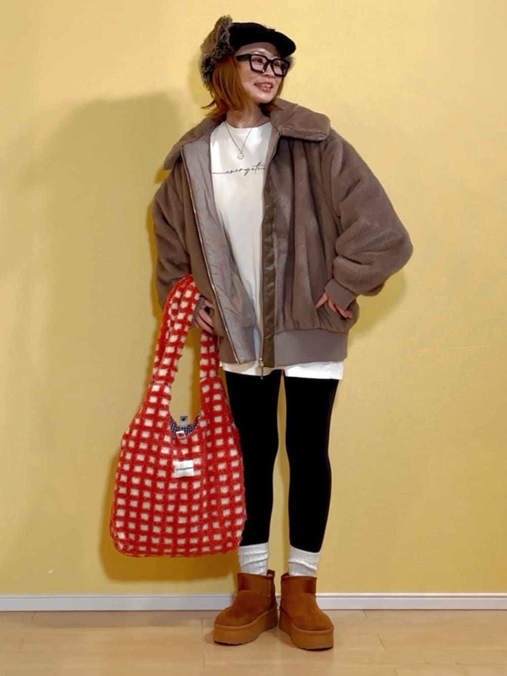 ベージュ系のその他アウター、ホワイト系のネックレス、ブラック系のキャップを着用したレディースの秋コーディネートの2枚目の写真