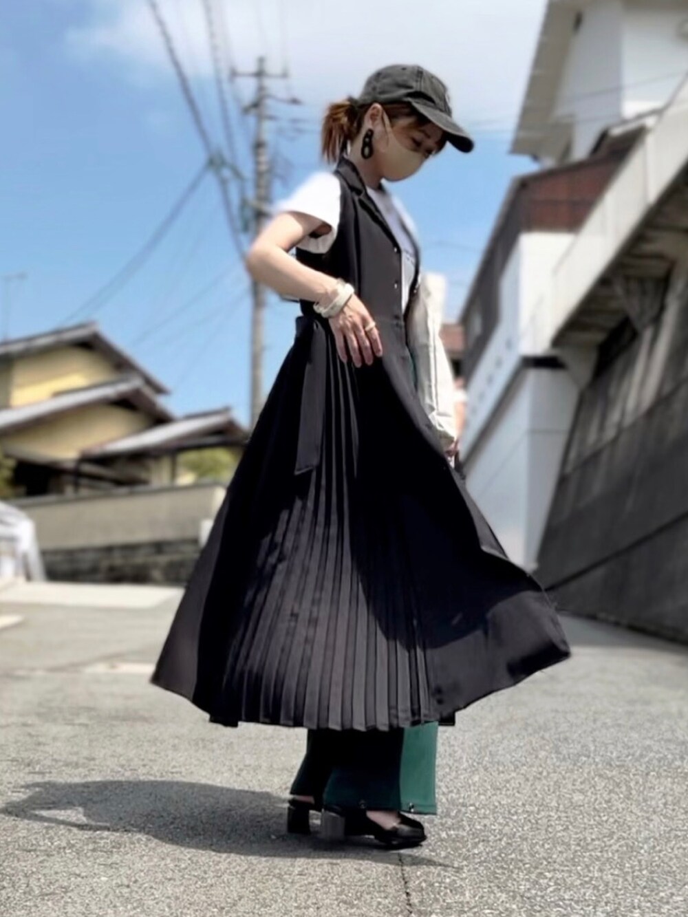 「レイヤードスタイル、ジレ、ベスト、シャツワンピ、サイドプリーツ、キャップ、SHEIN、スクエアトゥ、グリーン、グリーンパンツ、ワイドパンツ、タックパンツ、apretro、ロゴT、白Tシャツ」｜「ap retroの【_____m.weコラボ】ギャザータックワイドパンツ/裾ボタンパンツ　２WAYパンツ（その他パンツ、グリーン系）」を使った、高野軍曹さん（レディース・158cm）の夏コーディネートの4枚目の写真