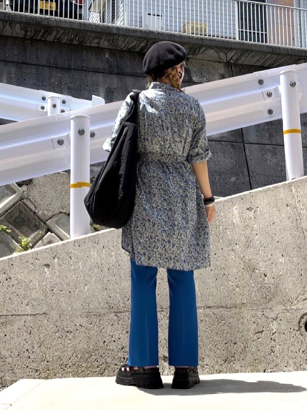 「シャツワンピ、小花柄、小花柄ワンピース、シャツワンピース、tobbyagnesb、agnes b.、ベレー帽、ベレー帽×メガネ、ショルダーバッグ、ダテメガネ、メガネ女子、グルカサンダル、スラックス、フレアパンツ、WEGO」｜「To b. by agnes b.のWEB限定 WT62 DRESS ブルーミングフラワードレスミニ（シャツワンピース、ブルー系）」を使った、高野軍曹さん（レディース・158cm）の春コーディネートの3枚目の写真