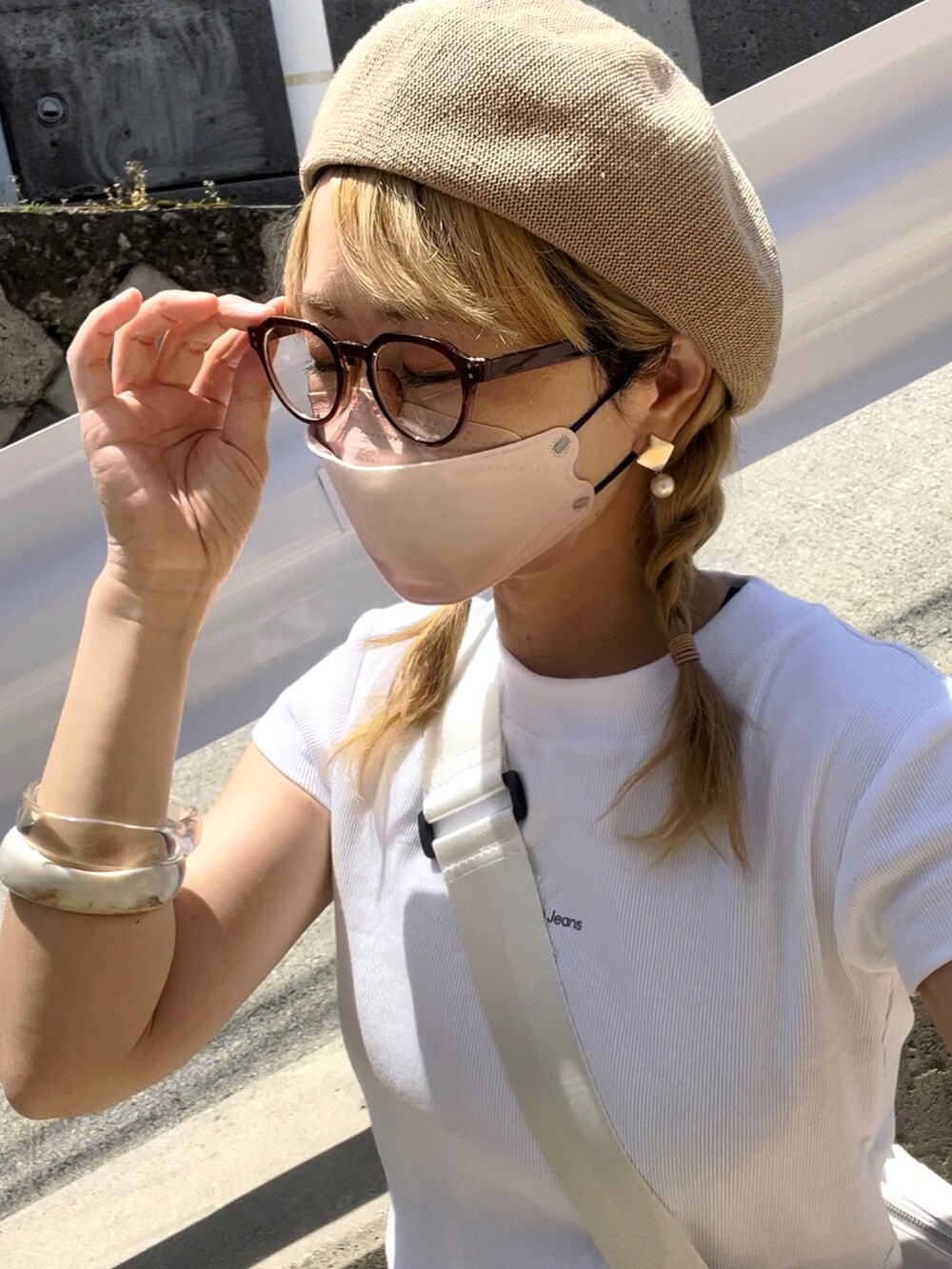 ホワイト系のTシャツ/カットソー、ホワイト系のショルダーバッグ、ホワイト系のサンダルを着用したレディースの春コーディネートの5枚目の写真