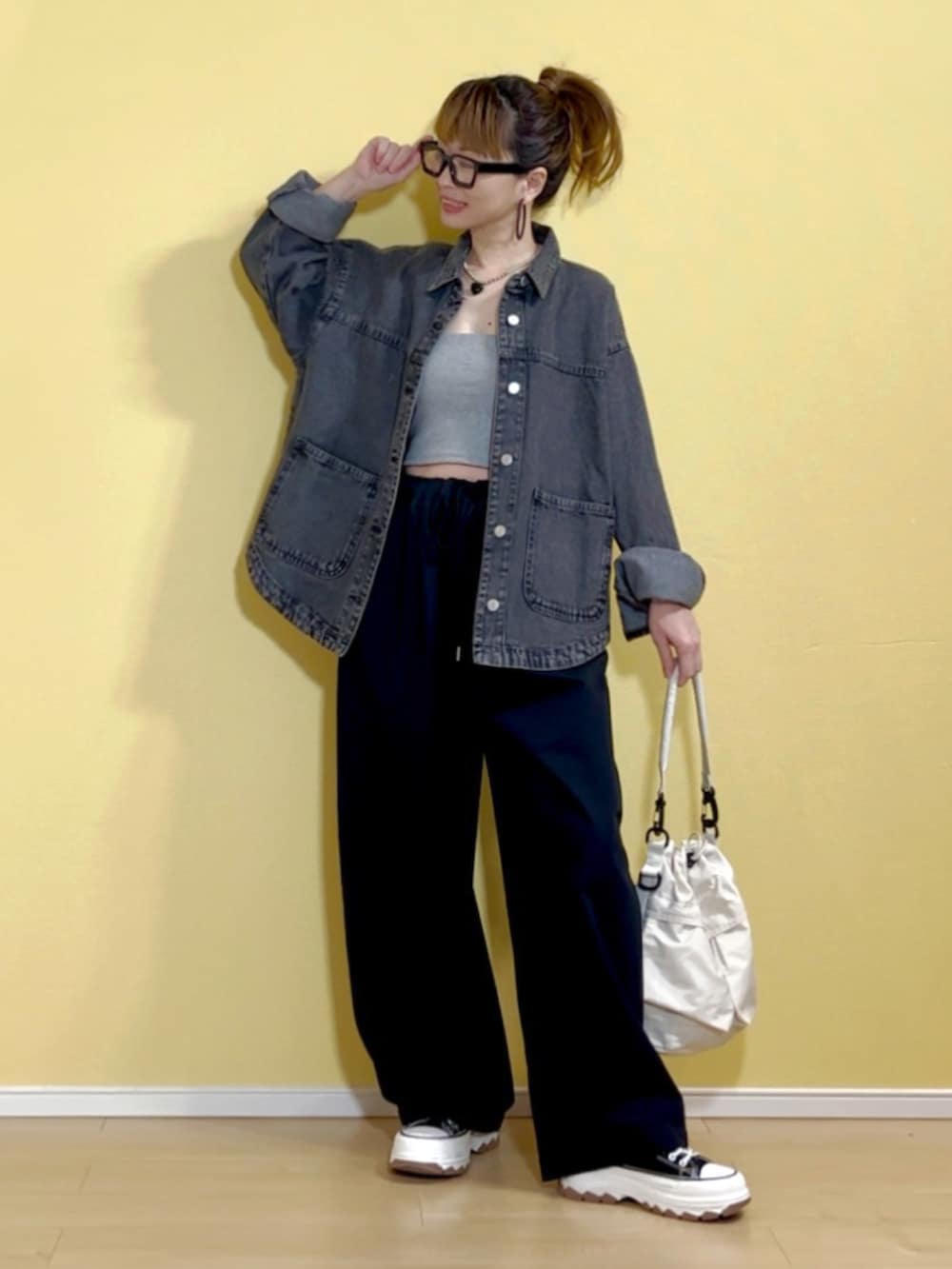 「春コーデ、肌見せ、デニムコーデ、ブラックコーデ、デニムジャケット、シャツジャケット、ワイドパンツ、カーブパンツ、タックパンツ、カップ付きキャミソール、notch.、巾着バッグ、韓国ファッション、AliExpress、スニーカー」｜「notch.のデニムシャツジャケット（デニムジャケット、ブラック系）」を使った、高野軍曹さん（レディース・158cm）の冬コーディネートの2枚目の写真
