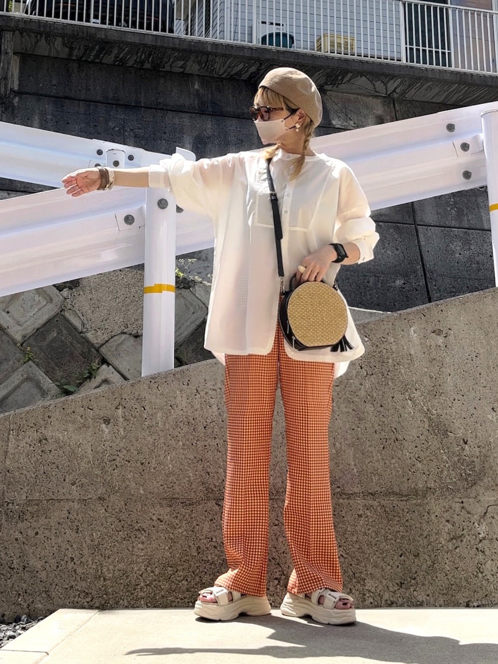 ホワイト系のシャツ/ブラウス、オレンジ系のスラックス、ホワイト系のサンダルを着用したレディースの春コーディネートの2枚目の写真