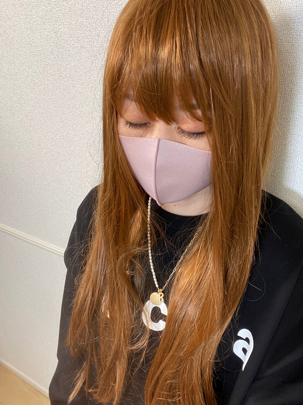 「テーパードパンツ、スウェット、スニーカー、ブラックコーデ、ZARA、レイヤードスタイル、ロゴスウェット、zucca、モノトーンコーデ、厚底スニーカー、黒パンツ、ボディバッグ、黒スニーカー、shein、パステルマスク」|「cross marcheの【PASTEL MASK /パステルマスク パステルマスク 天然オイル配合 肌にしっとり 洗って使える3Dマスク(マスク、ブラウン系)」を使った、高野軍曹さん(レディース・158cm)の秋コーディネートの2枚目の写真