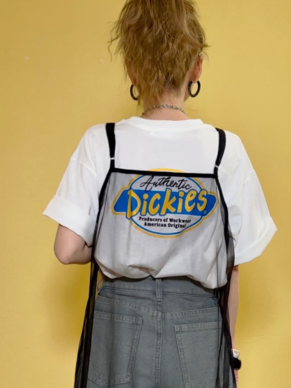 「夏コーデ、レイヤードスタイル、チュール、チュールワンピ、uleula、ロゴT、Dickies、make a ray!、ハートネックレス、GU、かごバッグ、デニム、デニムパンツ、SHEIN、韓国ファッション」｜「ULEULAのチュールロングキャミワンピース（ワンピース、ブラック系）」を使った、高野軍曹さん（レディース・158cm）の春コーディネートの4枚目の写真