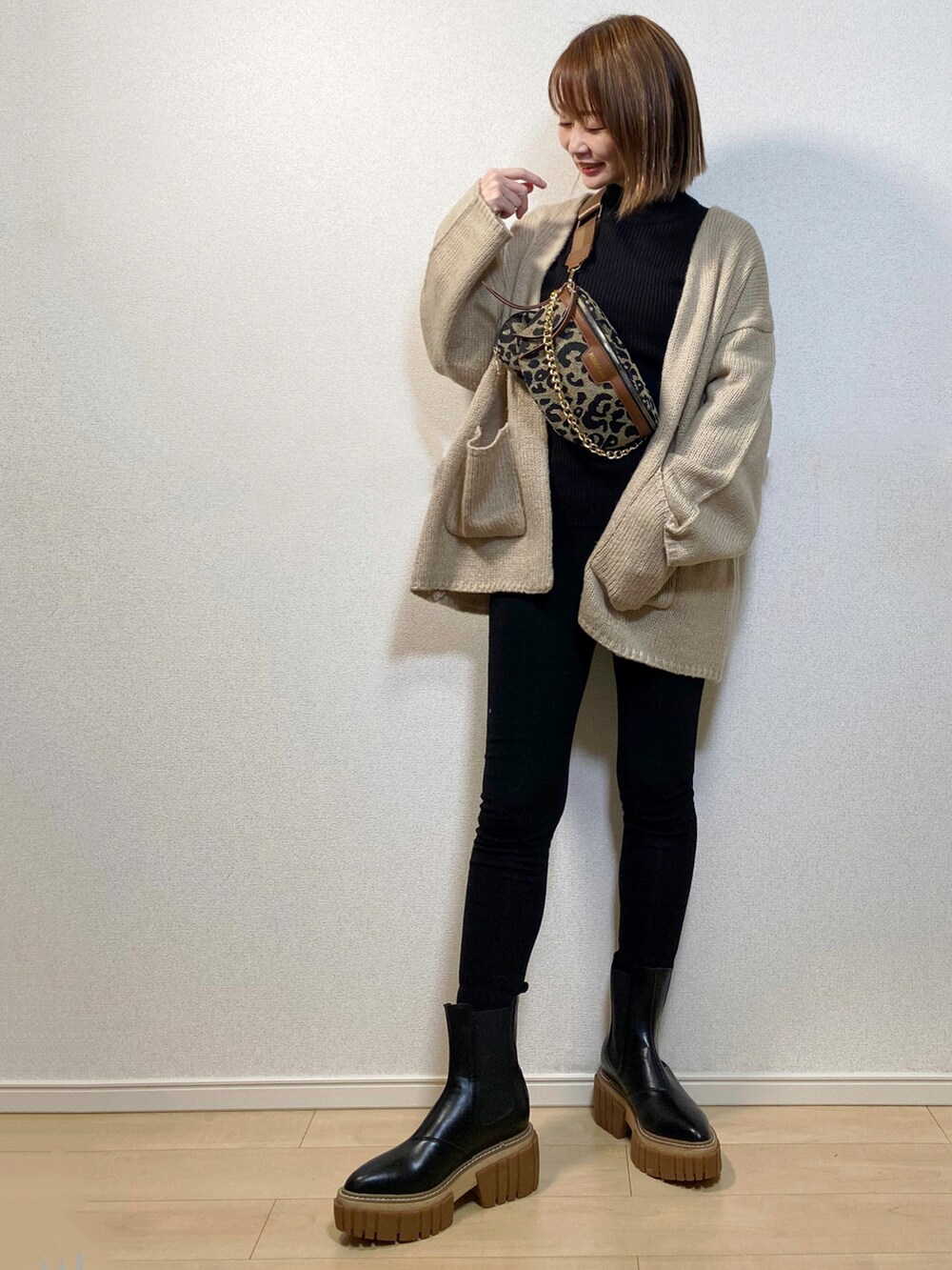 「カーディガン、ニットカーディガン、fupel、レオパード、ボディバッグ、SHEIN、レギンス、レギンスパンツ、レギンスコーデ、ショートブーツ、サイドゴアブーツ、トラックソールブーツ、厚底ブーツ、AMO_RIN、私の推しブランド」｜「fupelのオーバーニットジャケットカーディガン（カーディガン/ボレロ、ベージュ系）」を使った、高野軍曹さん（レディース・158cm）の冬コーディネートの2枚目の写真
