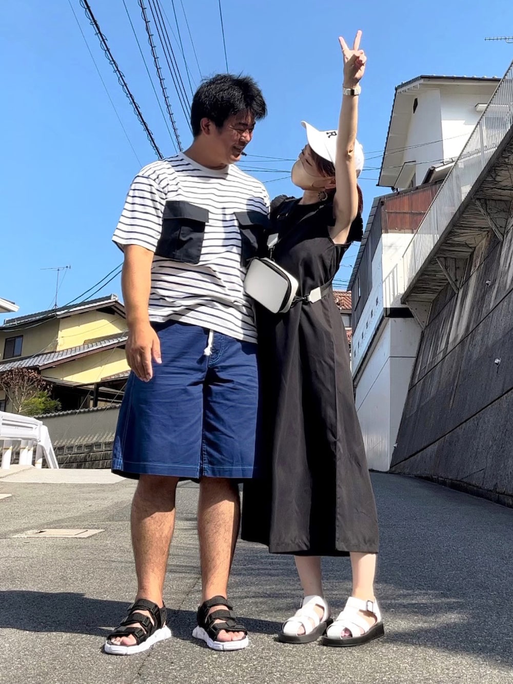 「夫婦コーデ、お出かけコーデ、デートスタイル（WOMEN）、ロンパース、オールインワン、モノトーン、プチプラコーデ、グルカサンダル、キャップ、SHEIN、休日コーデ、オトナカジュアル、ボーダー、楽チンコーデ、ボディバッグ」｜「Charlie Styleのアイテム（オールインワン・サロペット、ブラック系）」を使った、高野軍曹さん（レディース・158cm）の夏コーディネートの2枚目の写真