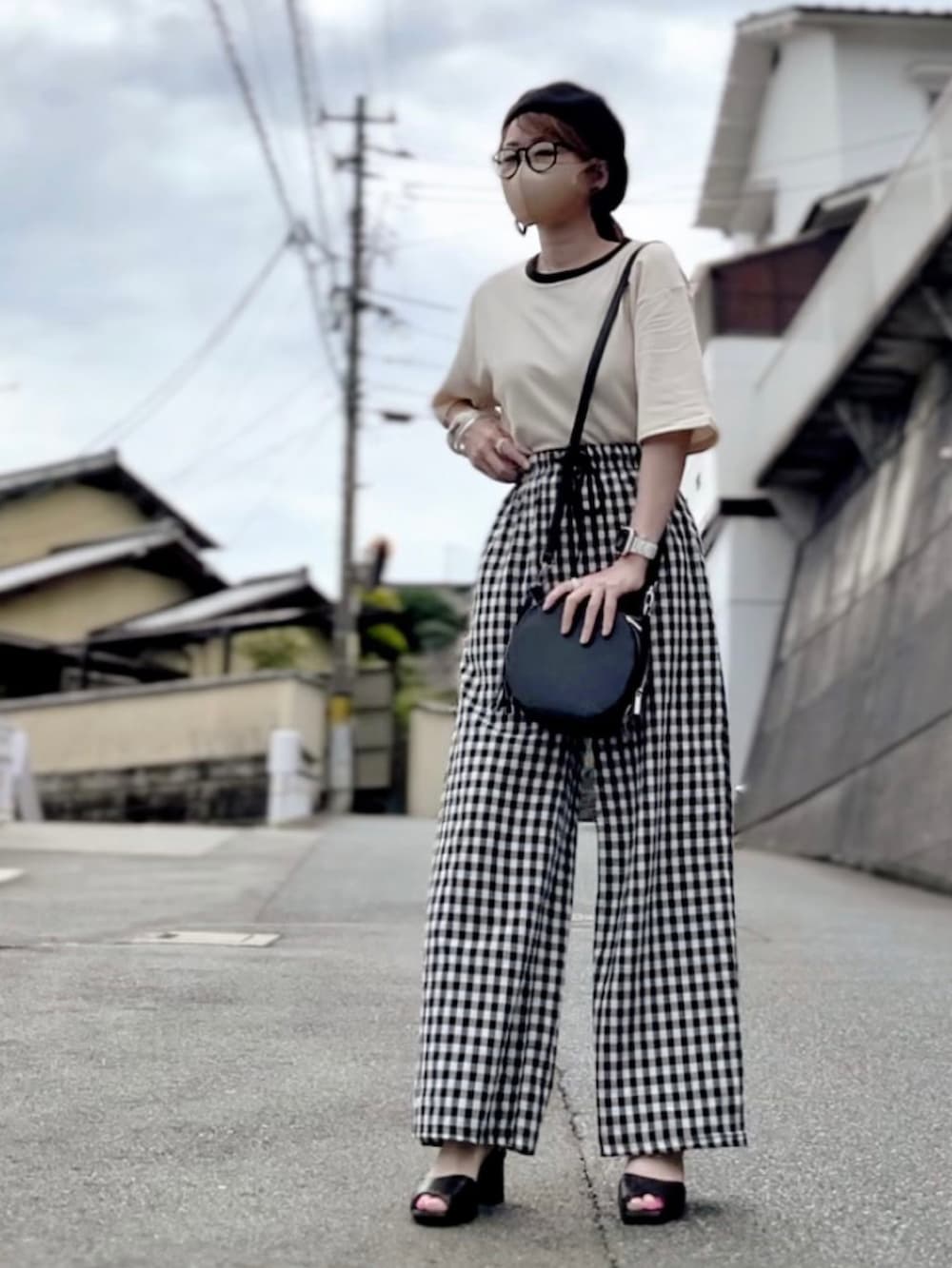 「モノトーン、リンガーTシャツ、reca、recaコーデ、fitfit、スクエアトゥ、サークルバッグ、ワイドパンツ、チェックパンツ、ギンガムチェック、ギンガムチェックパンツ、isook、ベレー帽、ダテメガネ、ベレー帽×メガネ」｜「recaの【ZOZOTOWN限定】リンガーTシャツ（Tシャツ/カットソー、ベージュ系）」を使った、高野軍曹さん（レディース・158cm）の夏コーディネートの3枚目の写真