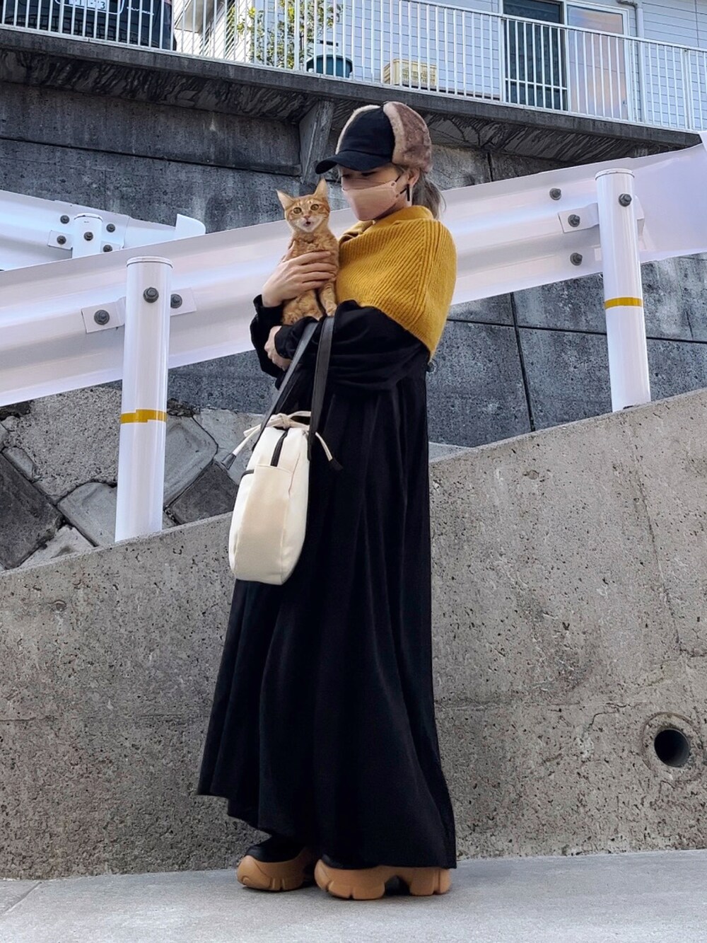 「春色、ポンチョ、スヌード、ネックウォーマー、mivialoca、キャップ、サークルバッグ、SHEIN、AliExpress、ワンピース、パフスリーブ、マキシ丈ワンピース、黒ワンピ、大人カジュアル、お出かけコーデ」｜「mi via locaのウール混 カラーニットハイネックスヌード（ネックウォーマー/スヌード、イエロー系）」を使った、高野軍曹さん（レディース・158cm）の冬コーディネートの4枚目の写真