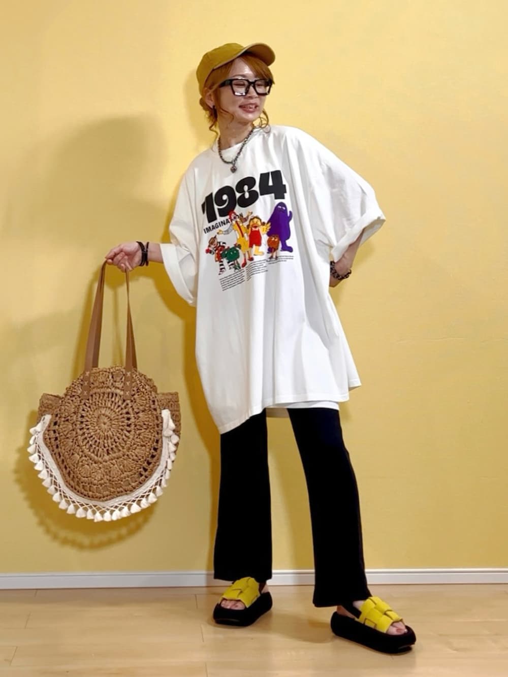 「白Tシャツ、夏コーデ、キャラT、ビッグT、ピグメント、キャップ、ワークマン、サークルバッグ、かごバッグ、SHEIN、韓国ファッション、厚底サンダル、Temu、40代ファッション、オトナカジュアル」｜「select shopのアイテム（Tシャツ/カットソー、ホワイト系）」を使った、高野軍曹さん（レディース・158cm）の夏コーディネートの4枚目の写真