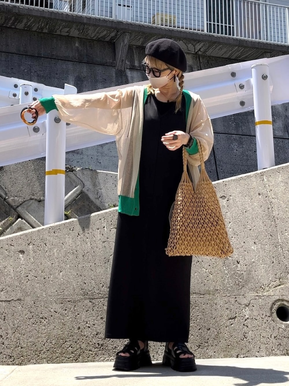 「Vネックワンピース、ジャンスカ、ジャンパースカート、apretro、シアーカーディガン、カーディガン、シアートップス、frames RAY CASSIN、ベレー帽、ベレー帽×メガネ、サーモベレー、グルカサンダル、ダテメガネ、編みバッグ、メガネ女子」|「ap retroのVネックロングジャンスカ/ 2WAY(前後)着用可能(ジャンパースカート、ブラック系)」を使った、高野軍曹さん(レディース・158cm)の春コーディネートの2枚目の写真