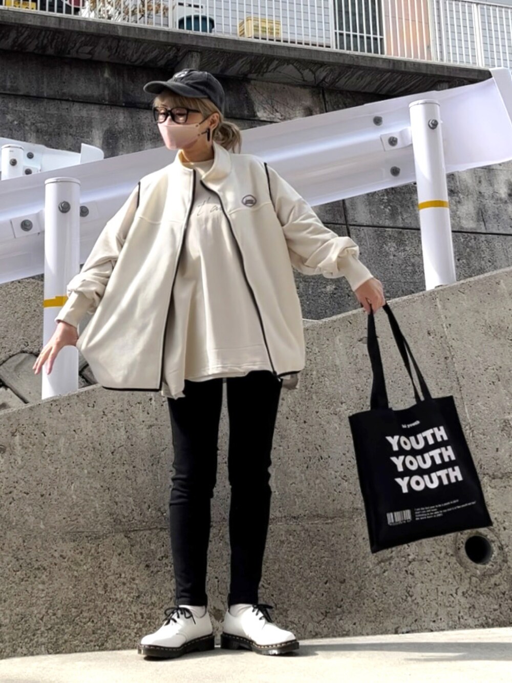 「モノトーンコーデ、ベスト、フリースベスト、キャップ、トートバッグ、SHEIN、スウェット、ロゴスウェット、Dr.Martens、ダテメガネ、スキニーデニム、黒スキニー、大人カジュアル、シンプルコーデ、春服デビュー宣言」|「Limited Line Naive Magicの【a】フリース フロントワッペン ZIPベスト(その他アウター、ホワイト系)」を使った、高野軍曹さん(レディース・158cm)の春コーディネートの2枚目の写真