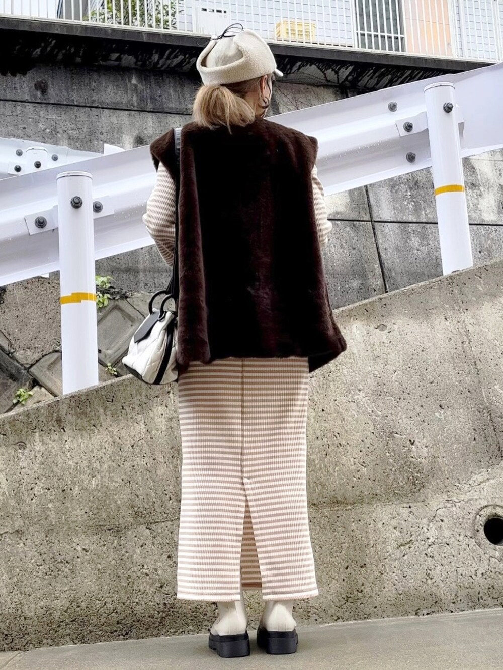 「淡色コーデ、デートスタイル（WOMEN）、ファーベスト、レイヤードスタイル、mivialoca、ワンピース、ボーダー、ボーダーワンピース、マキシ丈ワンピース、キャップ、フライトキャップ、キルティングバッグ、AliExpress、サイドゴアブーツ、クリスマスに着たい服」｜「mi via locaのフェイクファーノーカラージレ（ベスト、ブラウン系）」を使った、高野軍曹さん（レディース・158cm）の冬コーディネートの3枚目の写真