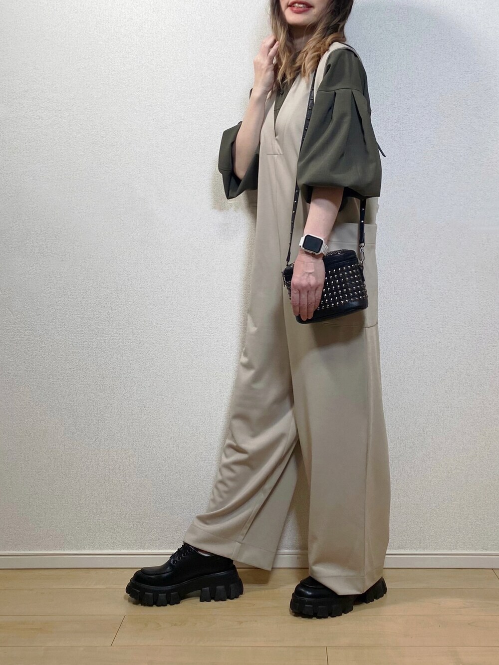 「春コーデ、サロペット、サロペットコーデ、サロペットパンツ、オールインワン、apretro、ブラウス、ボリューム袖、SHEIN、プチプラ、厚底シューズ、スタッズバッグ、リラックススタイル、春服みてみて、シンプルコーデ」｜「ap retroのポンチオールインワン　サロペット（つなぎ/オールインワン、ベージュ系）」を使った、高野軍曹さん（レディース・158cm）の春コーディネートの5枚目の写真