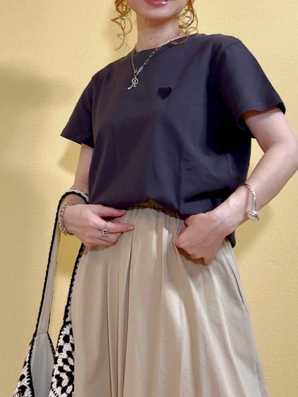 「夏ルックで気分アップ、プチプラコーデ、夏コーデ、韓国ファッション、40代ファッション、黒Tシャツ、チノスカート、リネンスカート、編みバッグ、SHEIN、キャップ、ワークマン、厚底サンダル、シンプルスタイル、オトナカジュアル」｜「GeeRAの綿100％ハート＆宇宙ワンポイント刺繍Ｔシャツ（Tシャツ/カットソー、グレー系）」を使った、高野軍曹さん（レディース・158cm）の夏コーディネートの5枚目の写真
