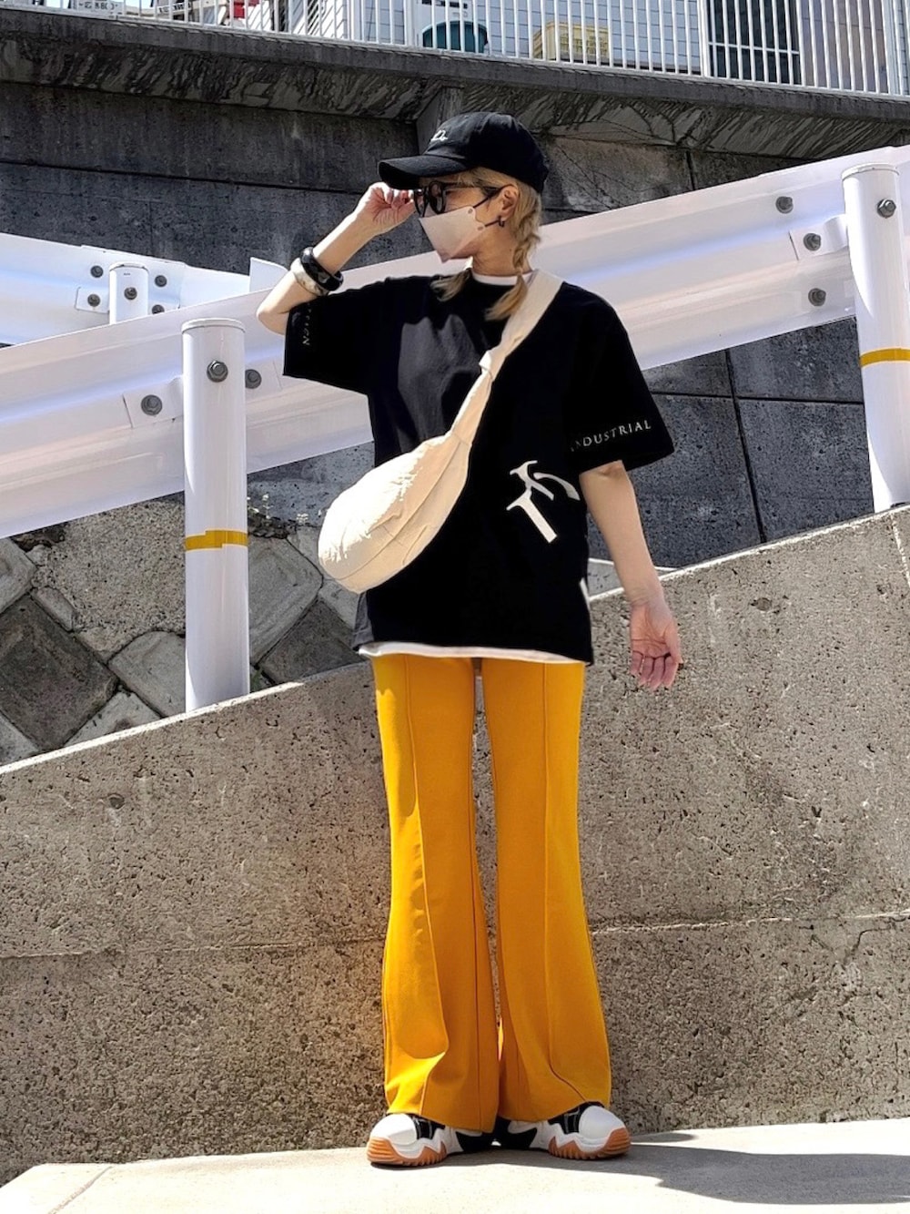 「カラーコーデ、リンクコーデ、ロゴT、キャップ、カラーパンツ、マスタード、フレアパンツ、ハイウエストパンツ、センタープレスパンツ、ダテメガネ、UNIQLO、スニーカー、厚底シューズ、キルティングバッグ、大人カジュアル」|「INDUSTRIAL DESIGNのアイテム(Tシャツ/カットソー、ブラック系)」を使った、高野軍曹さん(レディース・158cm)の春コーディネートの2枚目の写真