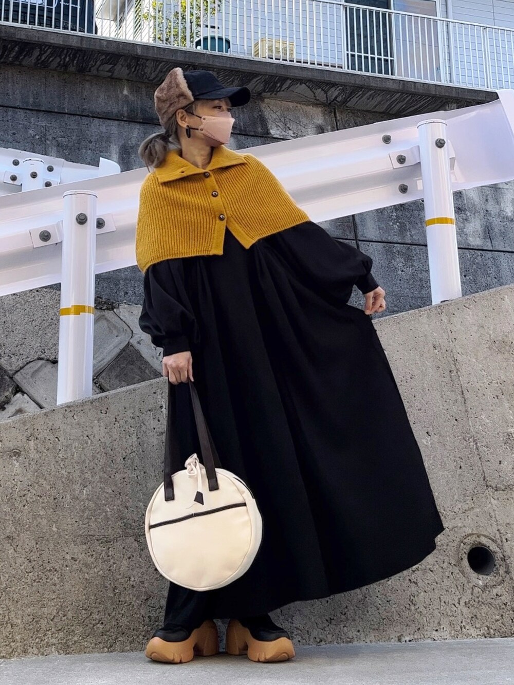「春色、ポンチョ、スヌード、ネックウォーマー、mivialoca、キャップ、サークルバッグ、SHEIN、AliExpress、ワンピース、パフスリーブ、マキシ丈ワンピース、黒ワンピ、大人カジュアル、お出かけコーデ」｜「mi via locaのウール混 カラーニットハイネックスヌード（ネックウォーマー/スヌード、イエロー系）」を使った、高野軍曹さん（レディース・158cm）の冬コーディネートの2枚目の写真