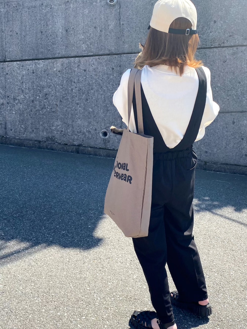 「モノトーンコーデ、シンプルコーデ、フレンチスリーブ、チュニック、apretro、キャップ、SHEIN、プチプラ、グルカサンダル、ラクチンコーデ、トートバッグ、ダテメガネ、サスペンダーパンツ、ワイドパンツ、センタープレスパンツ」｜「ap retroのコットンフレンチスリーブチュニックTシャツ（Tシャツ/カットソー、ホワイト系）」を使った、高野軍曹さん（レディース・158cm）の春コーディネートの3枚目の写真