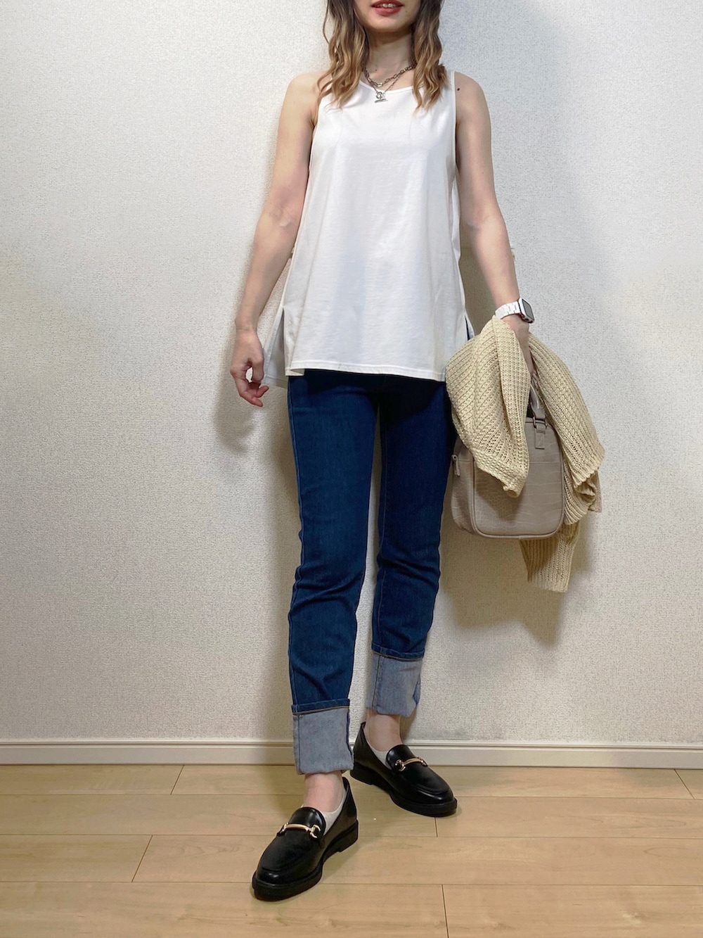 「春コーデ、ANGIE VINTAGE、ローファー、ビットローファー、スキニーデニム、デニムパンツ、ストレッチデニム、ハイウエストデニム、カーディガン、スクエアバッグ、タンクトップ、SHEIN、カーディガンコーデ、シンプルコーデ、大人カジュアル」｜「ANGIEのストレッチデニムスキニーパンツ（デニムパンツ、ブルー系）」を使った、高野軍曹さん（レディース・158cm）の冬コーディネートの3枚目の写真