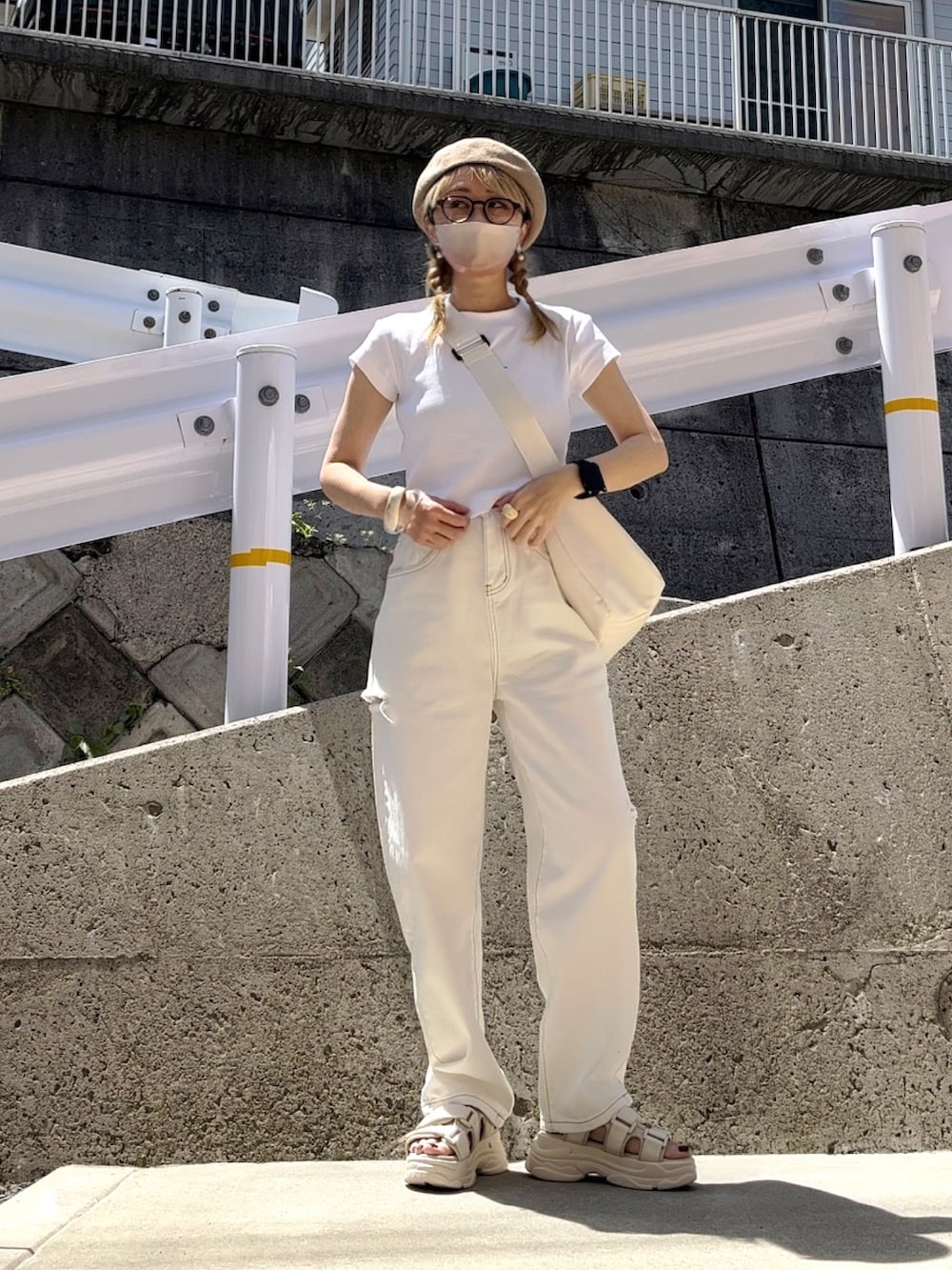 ホワイト系のTシャツ/カットソー、ホワイト系のショルダーバッグ、ホワイト系のサンダルを着用したレディースの春コーディネートの3枚目の写真