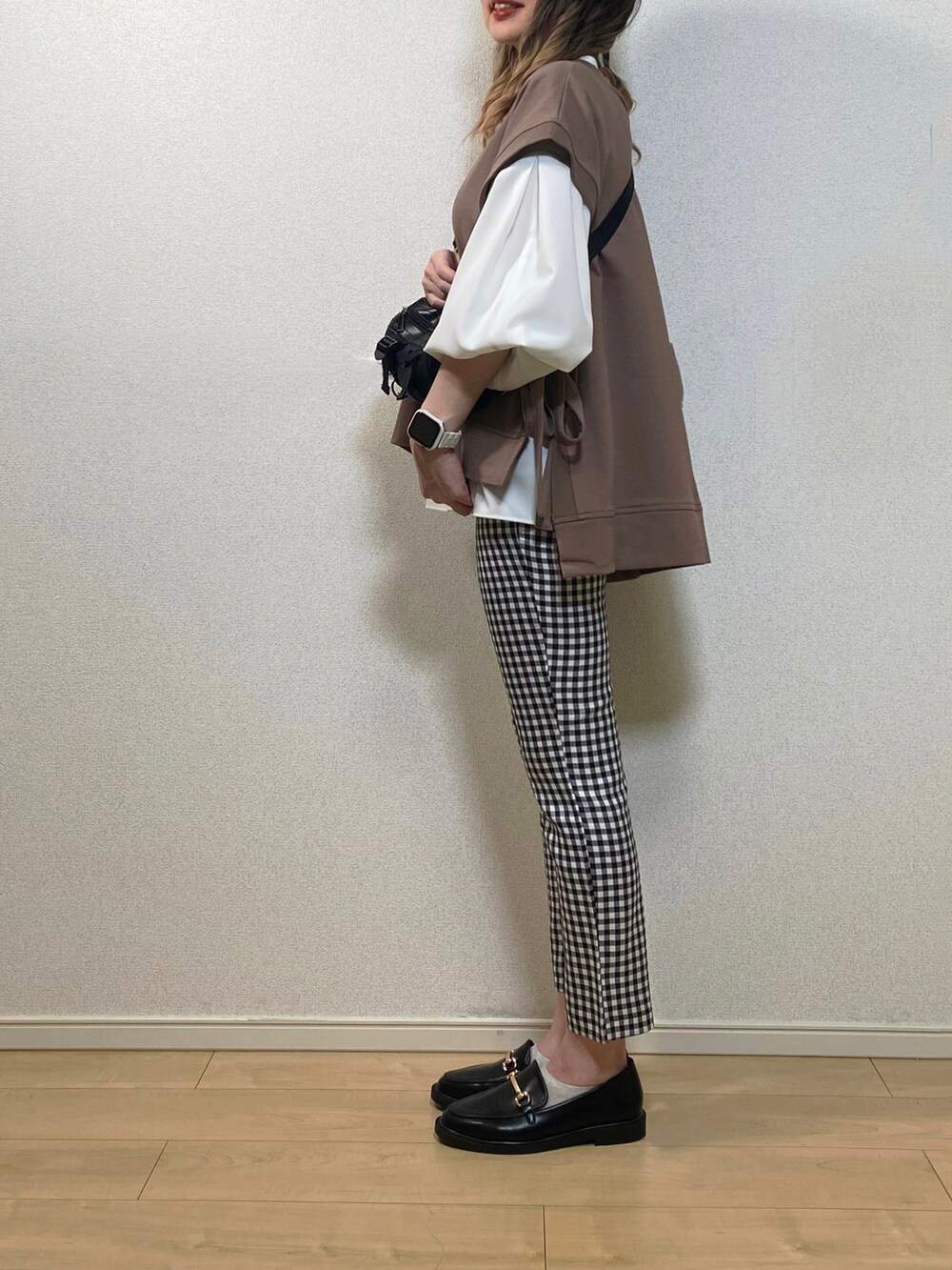 「春コーデ、レイヤードスタイル、パンツスタイル、ベスト、ベスト×シャツ、ギンガムチェックパンツ、AMO_RIN、ボディバッグ、SHEIN、プチプラ、ローファー、ビットローファー、大人カジュアル、シンプルコーデ、ボリューム袖」｜「kirumon marcheのアイテム（ベスト、ブラウン系）」を使った、高野軍曹さん（レディース・158cm）の春コーディネートの3枚目の写真