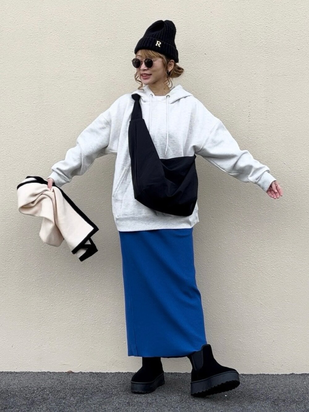 「冬コーデ、冬アウター、クリスマスに着たい服、マイベストコーデ2023、パーカー、グレーのパーカー、notch.、ショルダーバッグ、ニット帽、SHEIN、韓国ファッション、タイトスカート、ナロースカート、リブスカート、新星WEARISTAにエントリー」|「notch.の【 notch. by KR 】裏起毛パーカー(パーカー、グレー系)」を使った、高野軍曹さん(レディース・158cm)の冬コーディネートの3枚目の写真